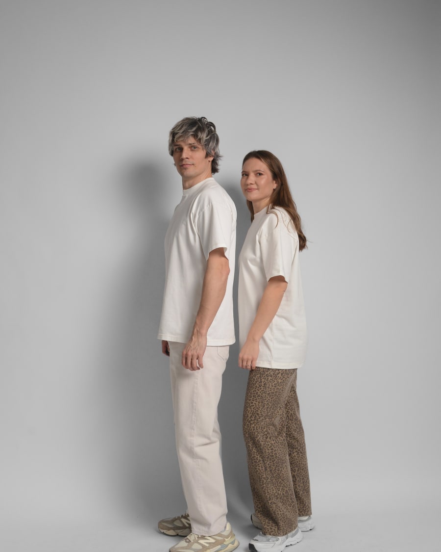 365.APParel Basic T-shirt Off White — couple lifestyle photo 2
