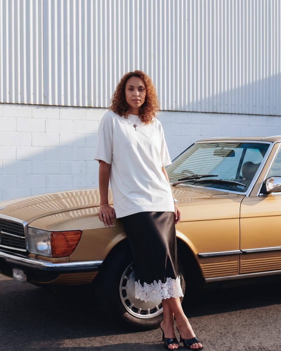 365.APParel Basic T-shirt Off White — women's lifestyle photo 4