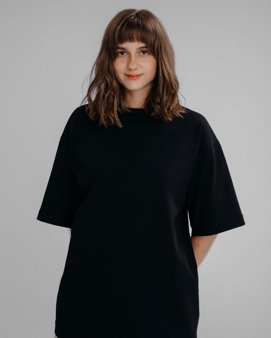 365.APParel Oversize T-shirt Black — women's lifestyle photo 1