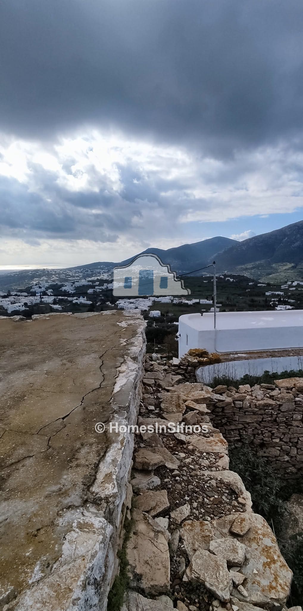 Αρτεμώνας αγροτεμάχιο με πέτρινα κτίσματα Προς Πώληση