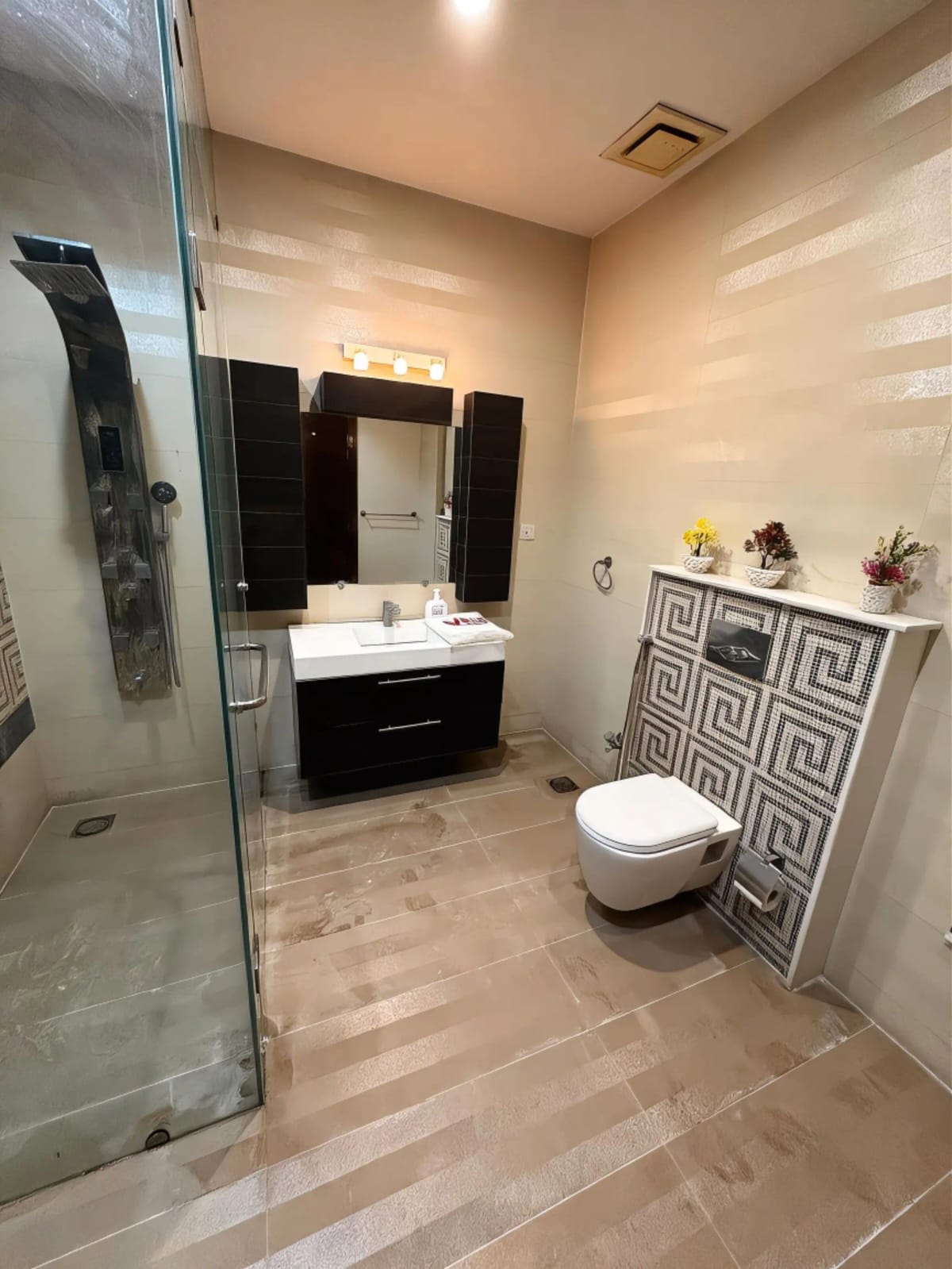 Luxury 5BR Full  | DHA Phase 5 | Pool, Theatre