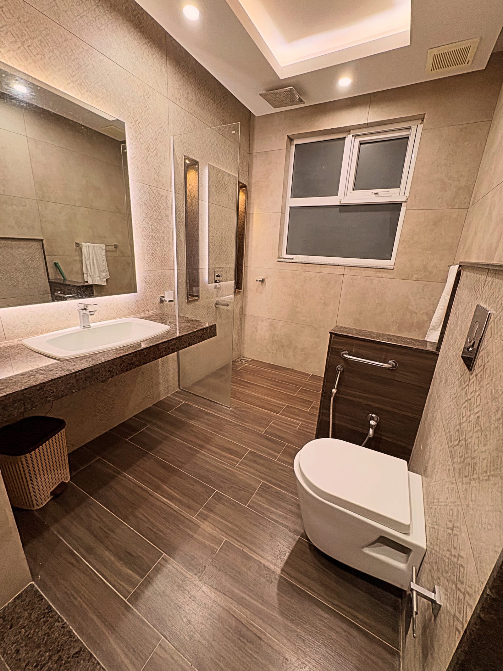 Executive Twin Bed Room | DHA | Fast Wi-Fi & TV