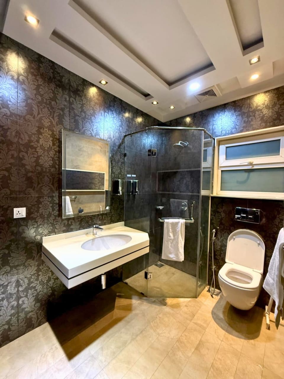 Cozy Room with wifi and AC