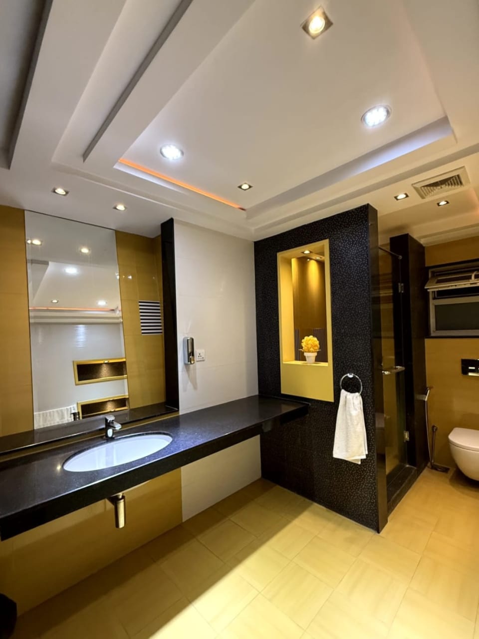 Spacious 5BR Full House in DHA Phase 5 Lahore