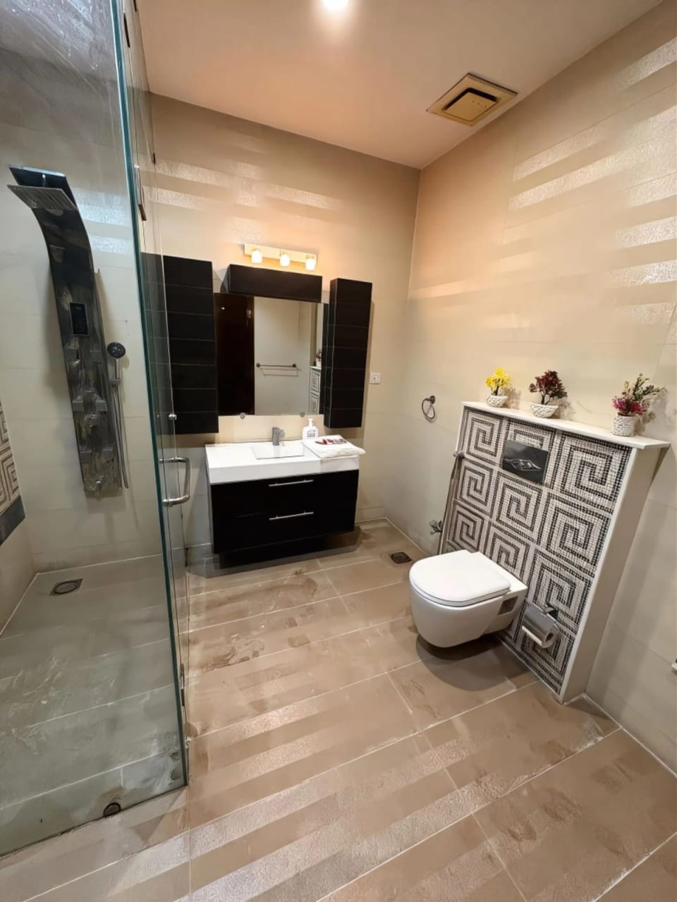 Luxury 5BR Full  | DHA Phase 5 | Pool, Theatre