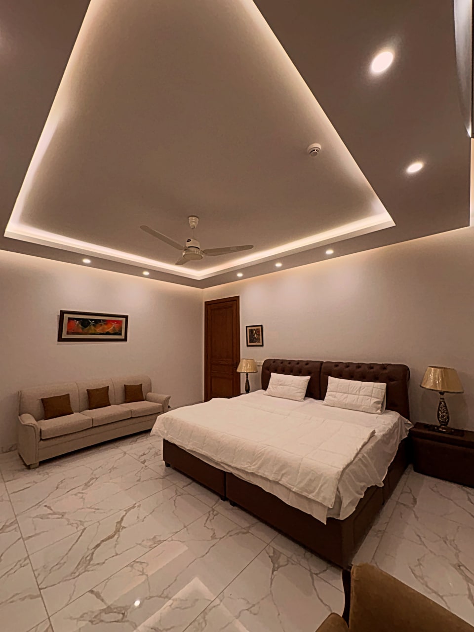 Executive Twin Bed Room | DHA | Fast Wi-Fi & TV