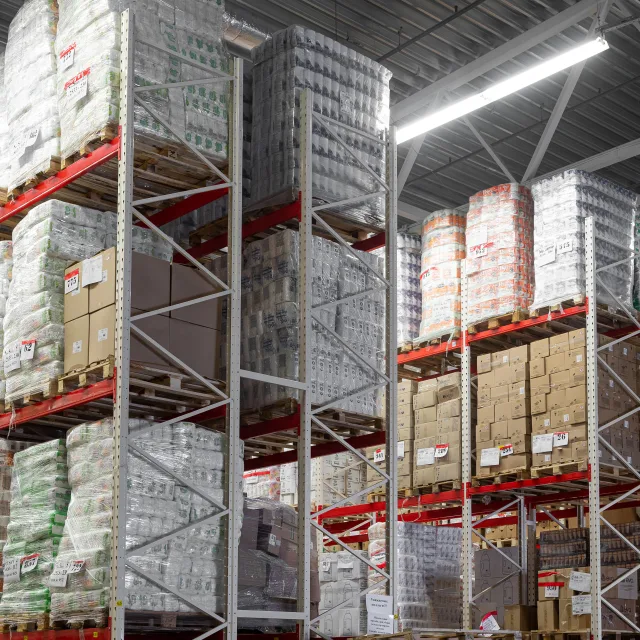 Grand entrepôt de stockage indiquant un soutien au partenariat