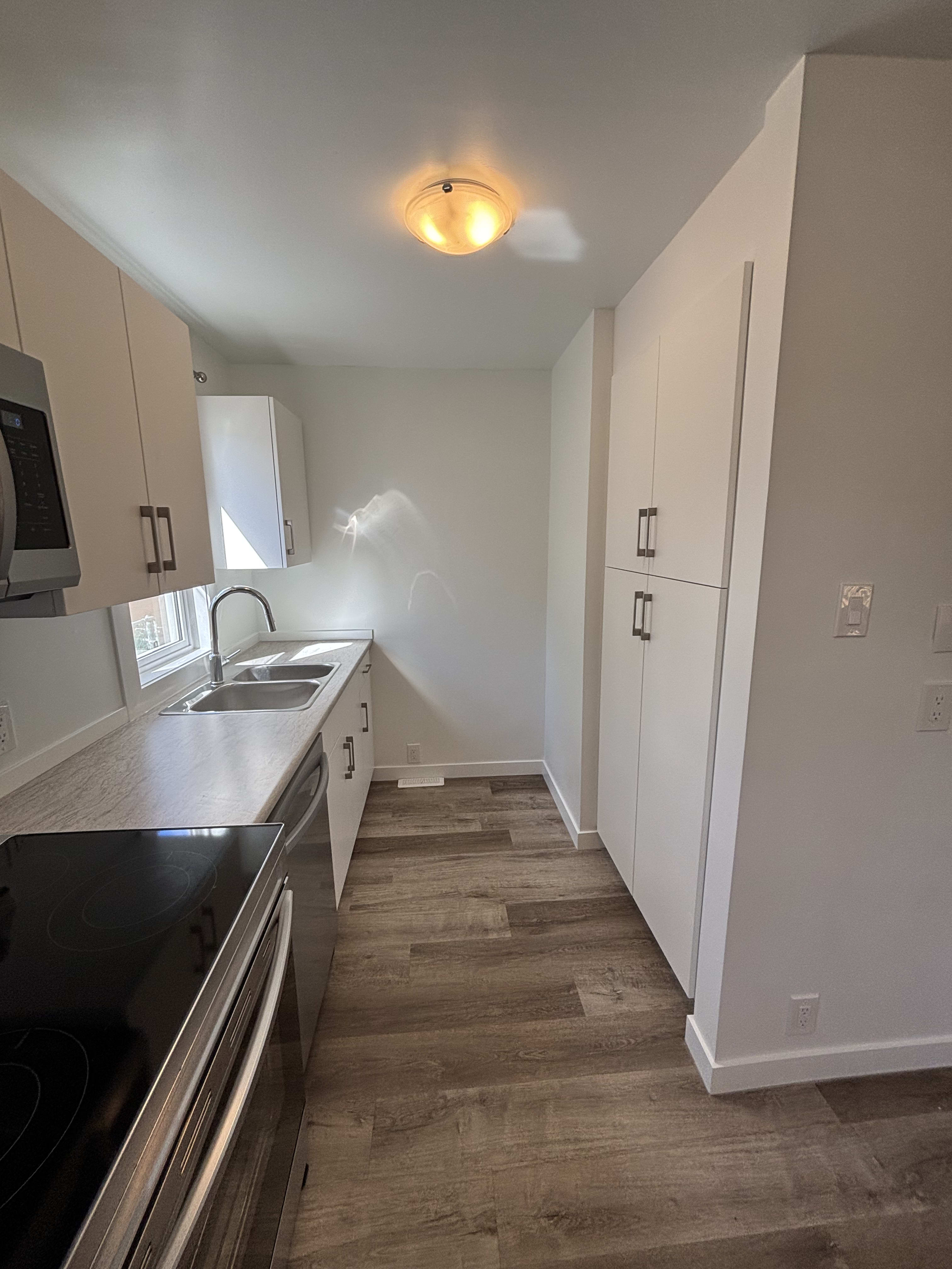 4 Bedroom, 2 Bathroom Full House thumbnail 10