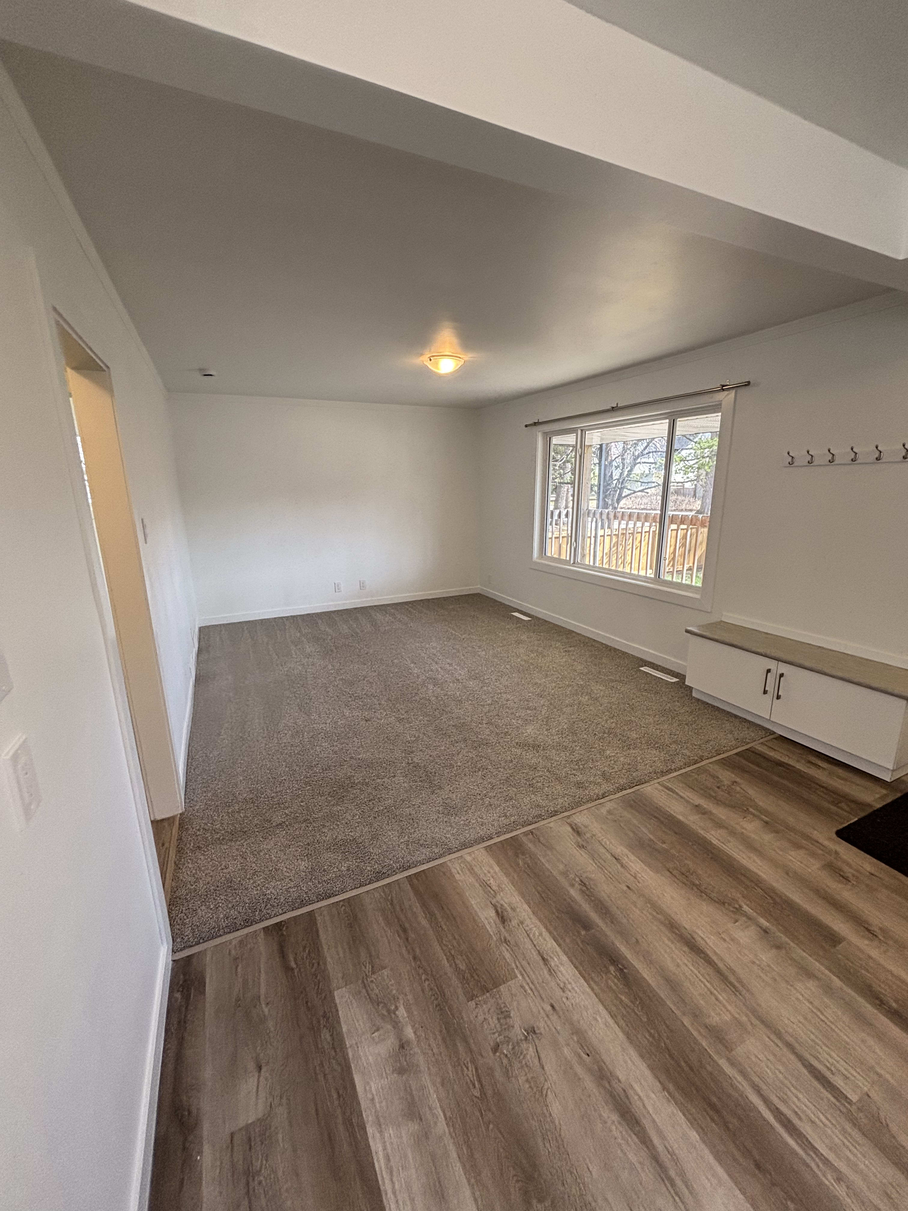 4 Bedroom, 2 Bathroom Full House thumbnail 9