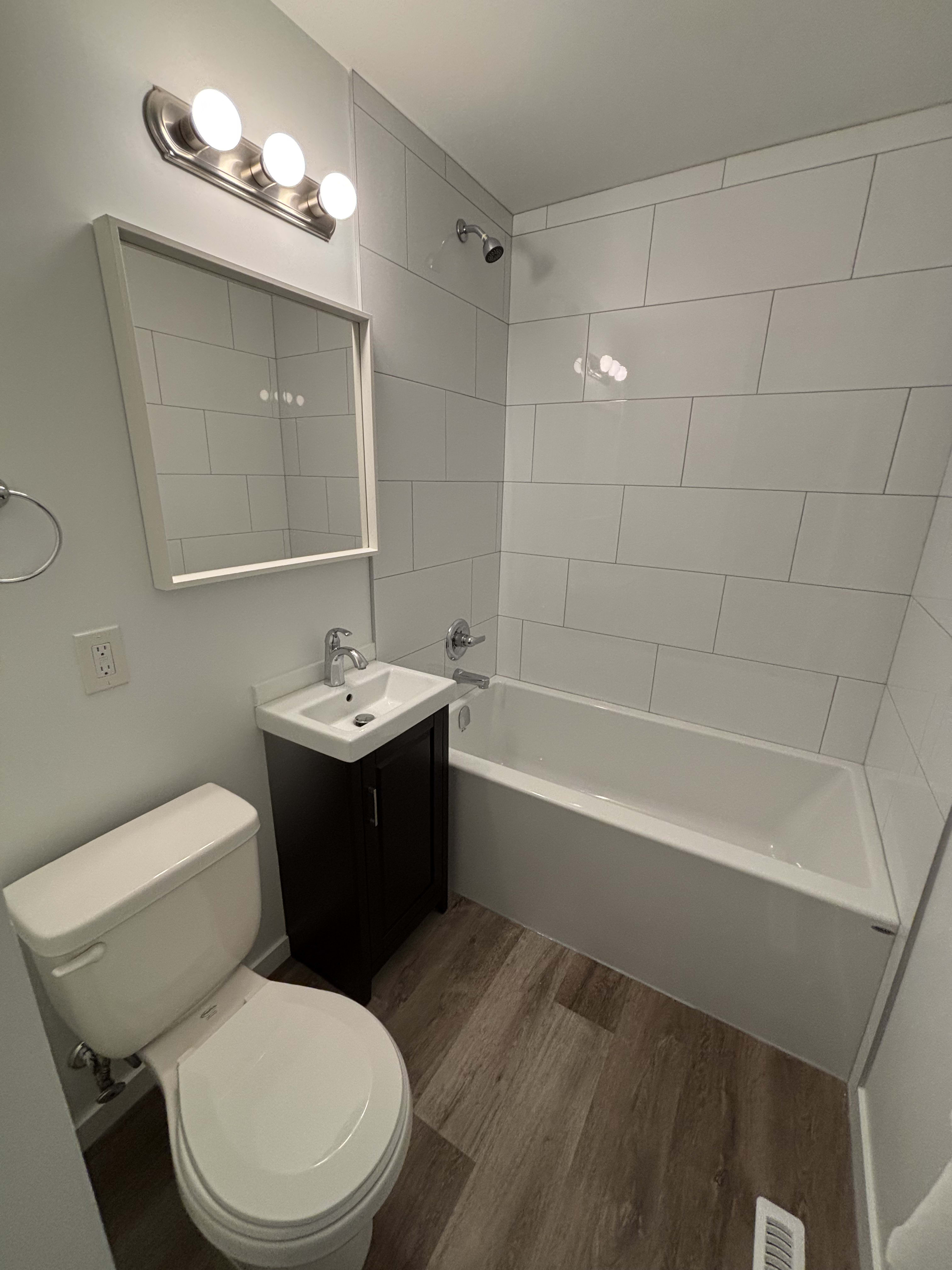 4 Bedroom, 2 Bathroom Full House thumbnail 16