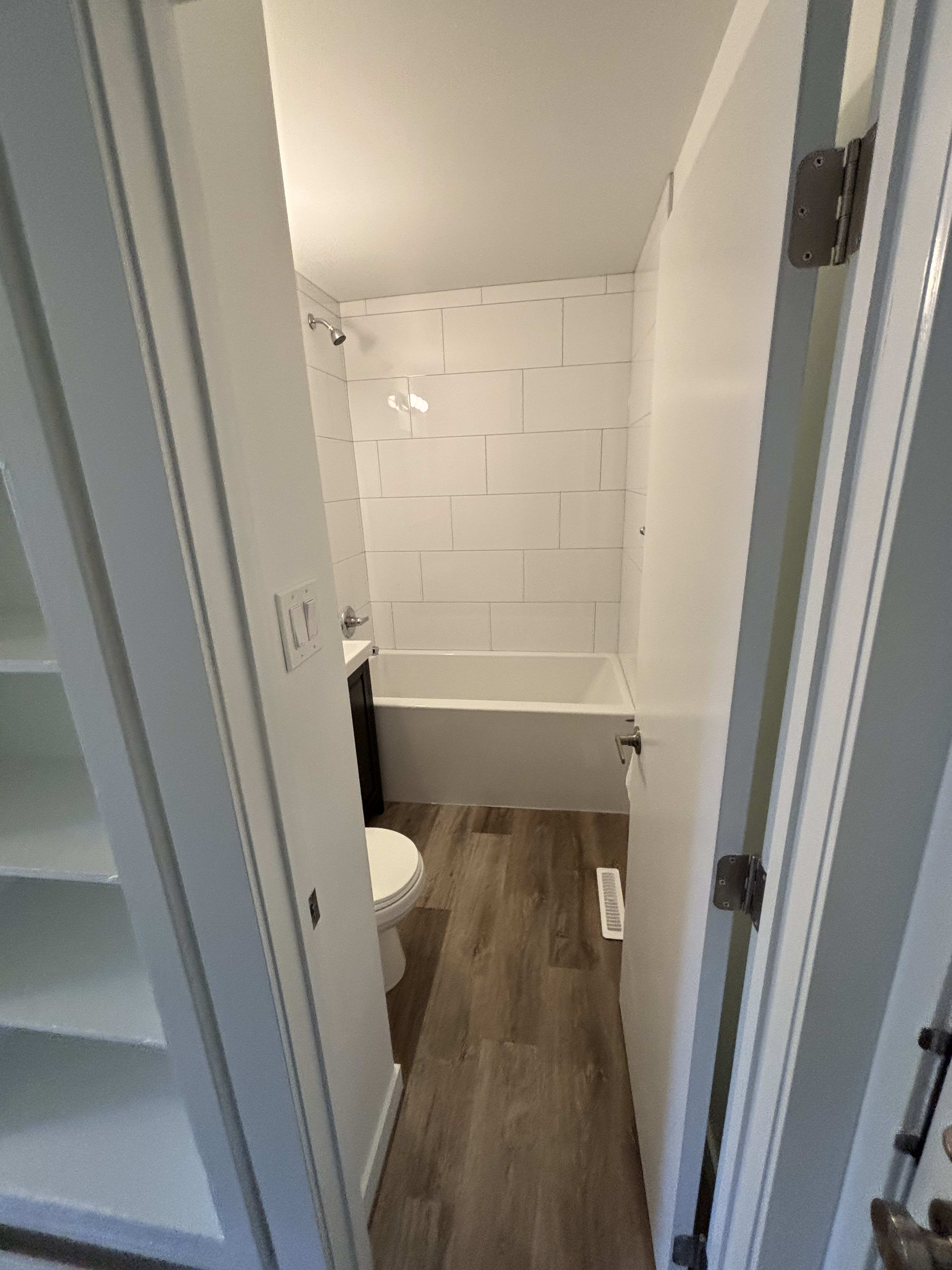 4 Bedroom, 2 Bathroom Full House thumbnail 15