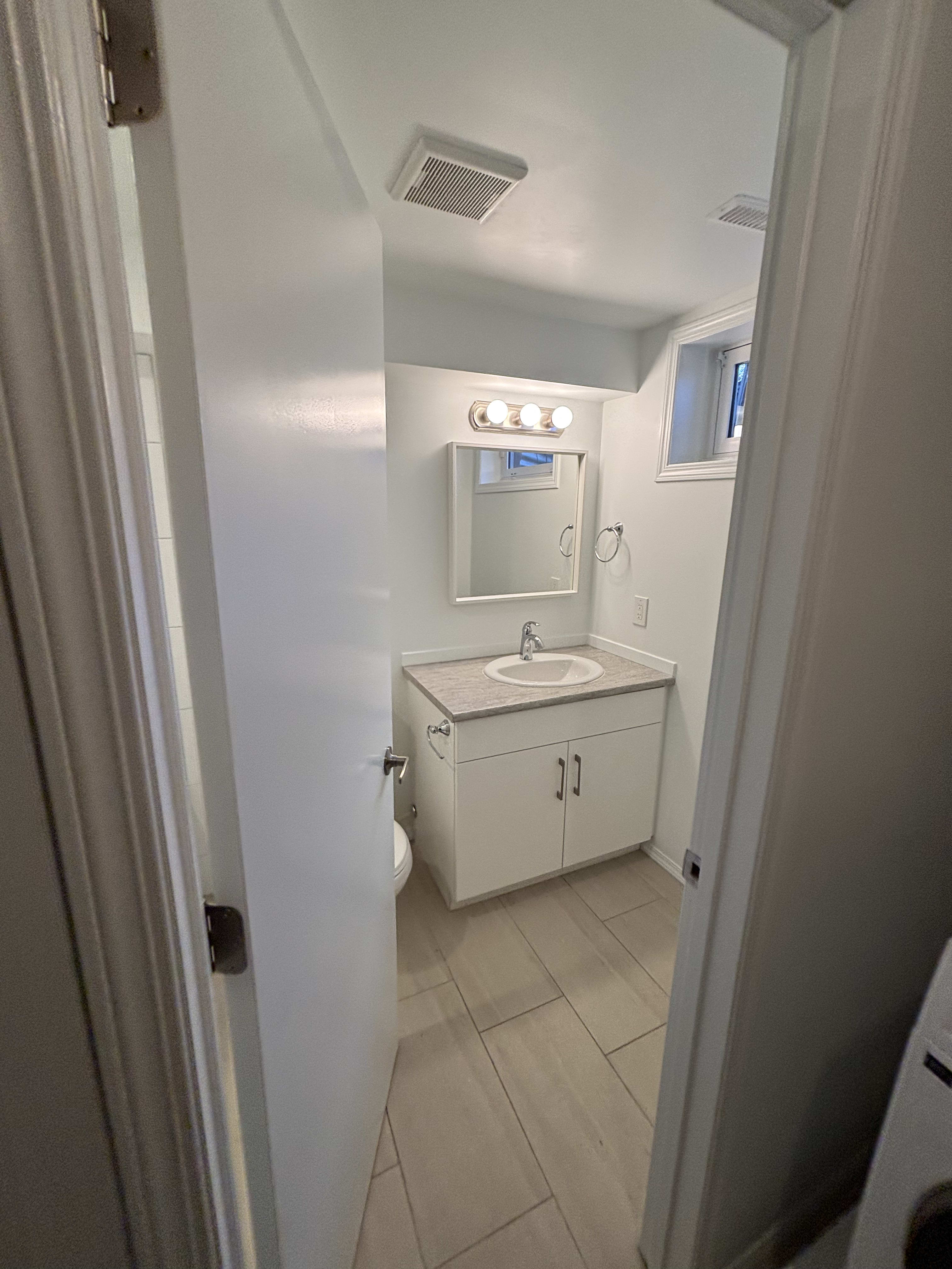 4 Bedroom, 2 Bathroom Full House thumbnail 32