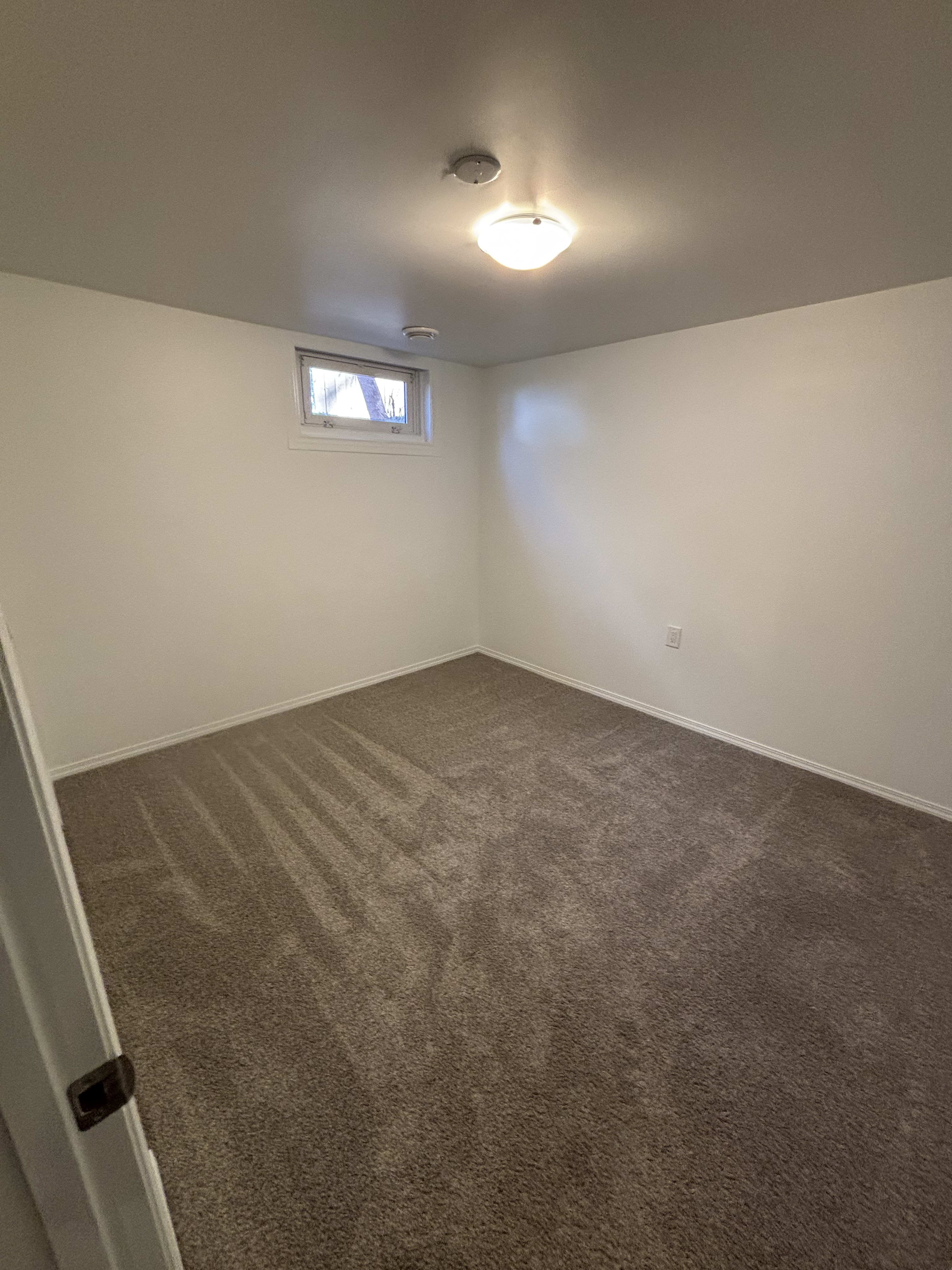 4 Bedroom, 2 Bathroom Full House thumbnail 35