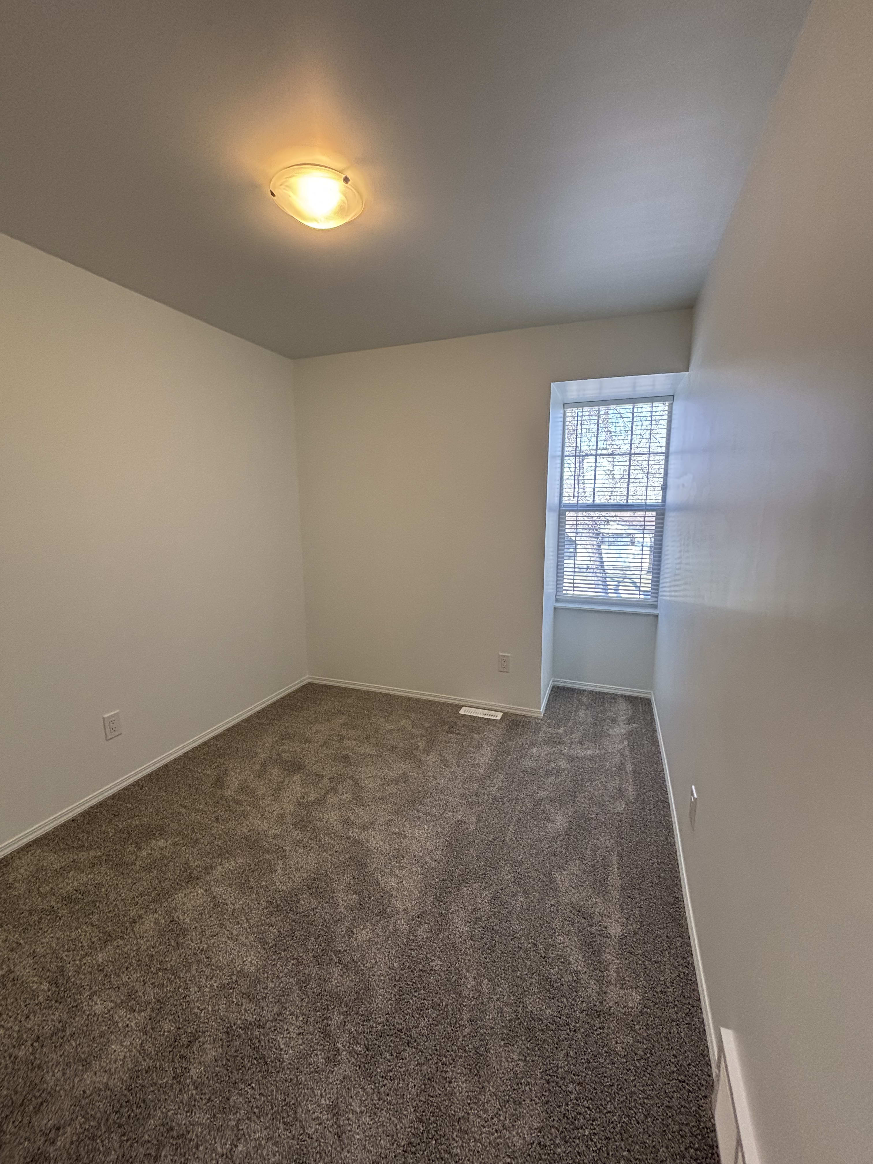 4 Bedroom 2.5 BathroomsMain Floor Suite thumbnail 19