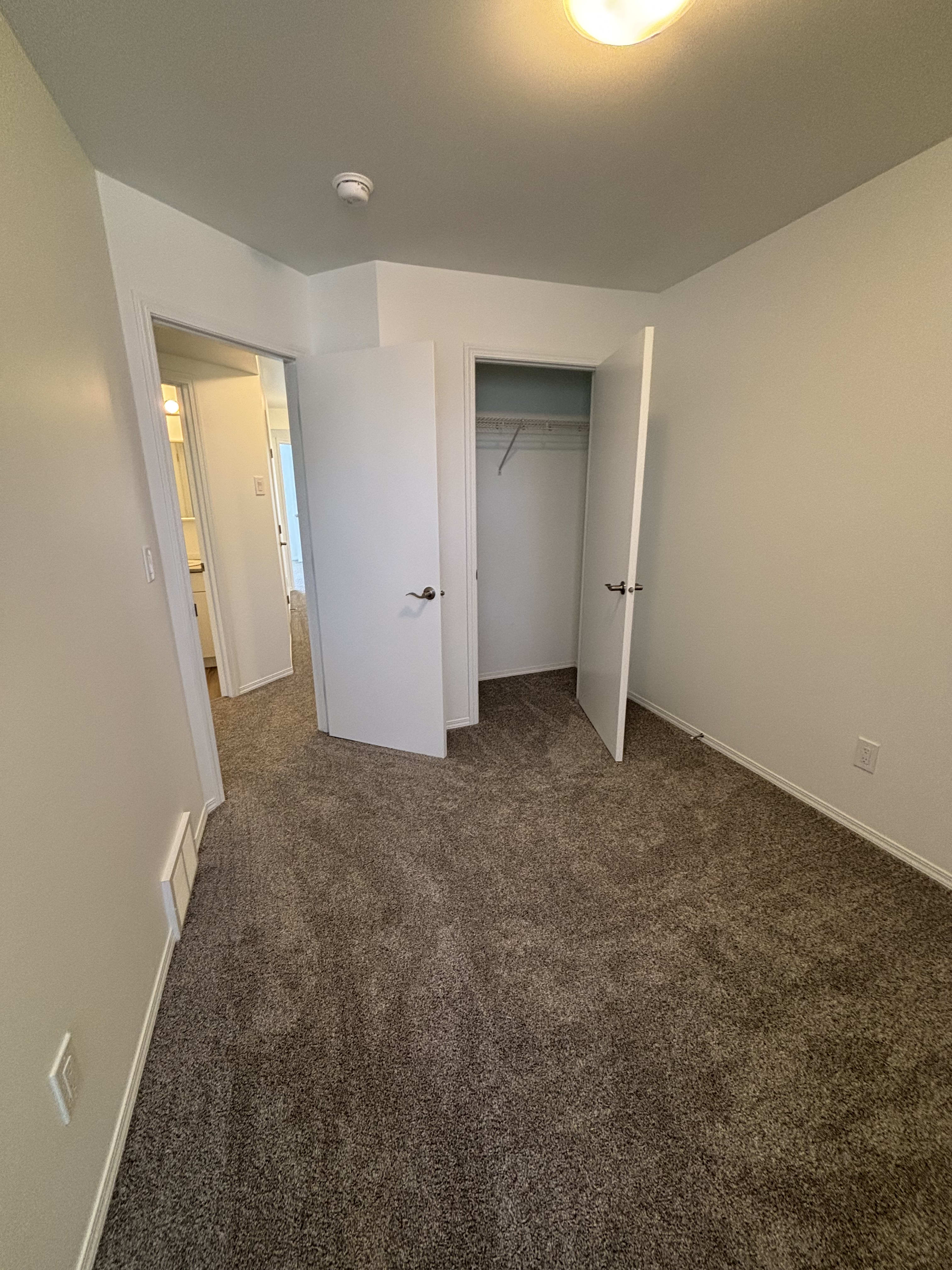 4 Bedroom 2.5 BathroomsMain Floor Suite thumbnail 20