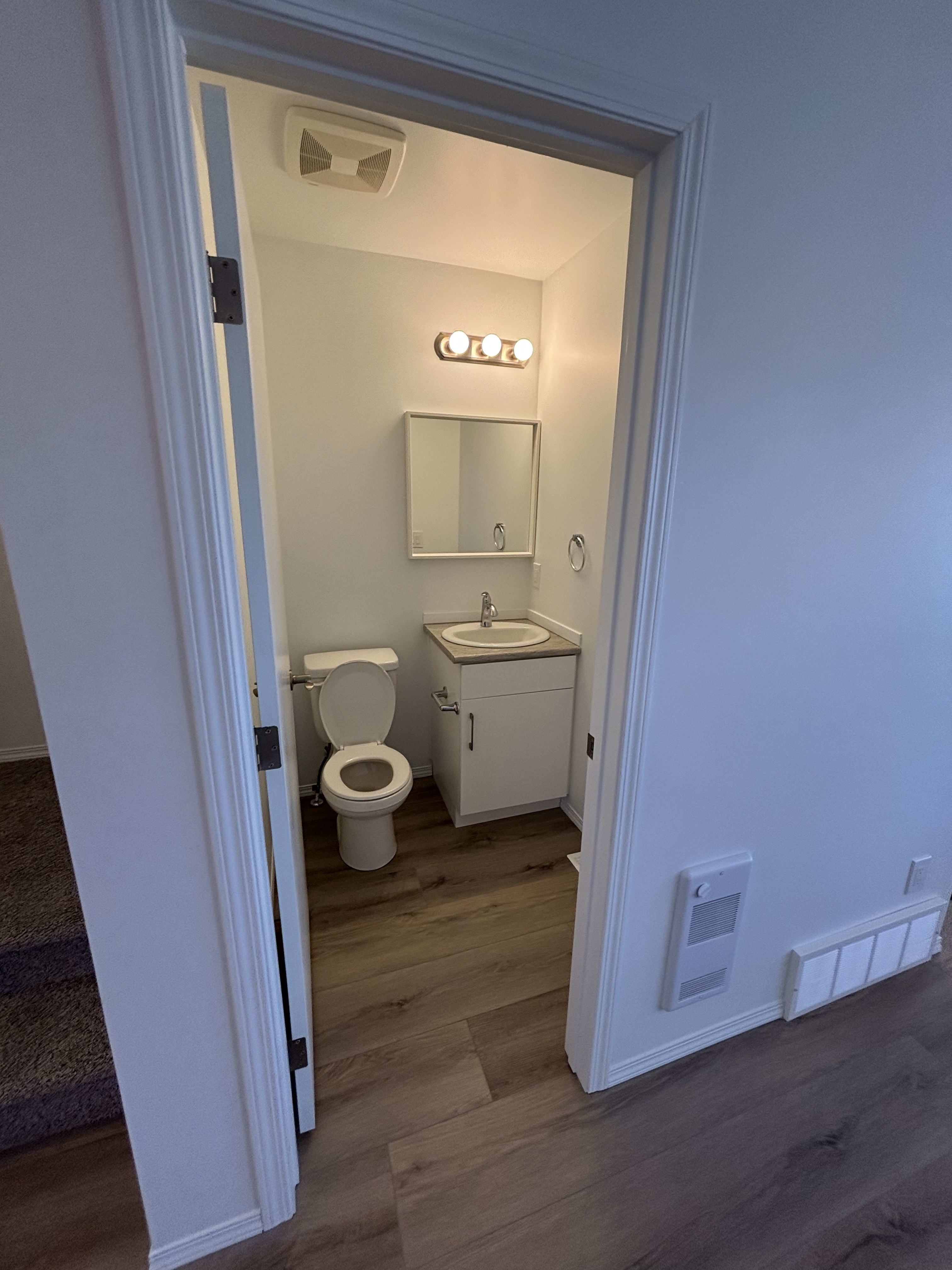4 Bedroom 2.5 BathroomsMain Floor Suite thumbnail 6