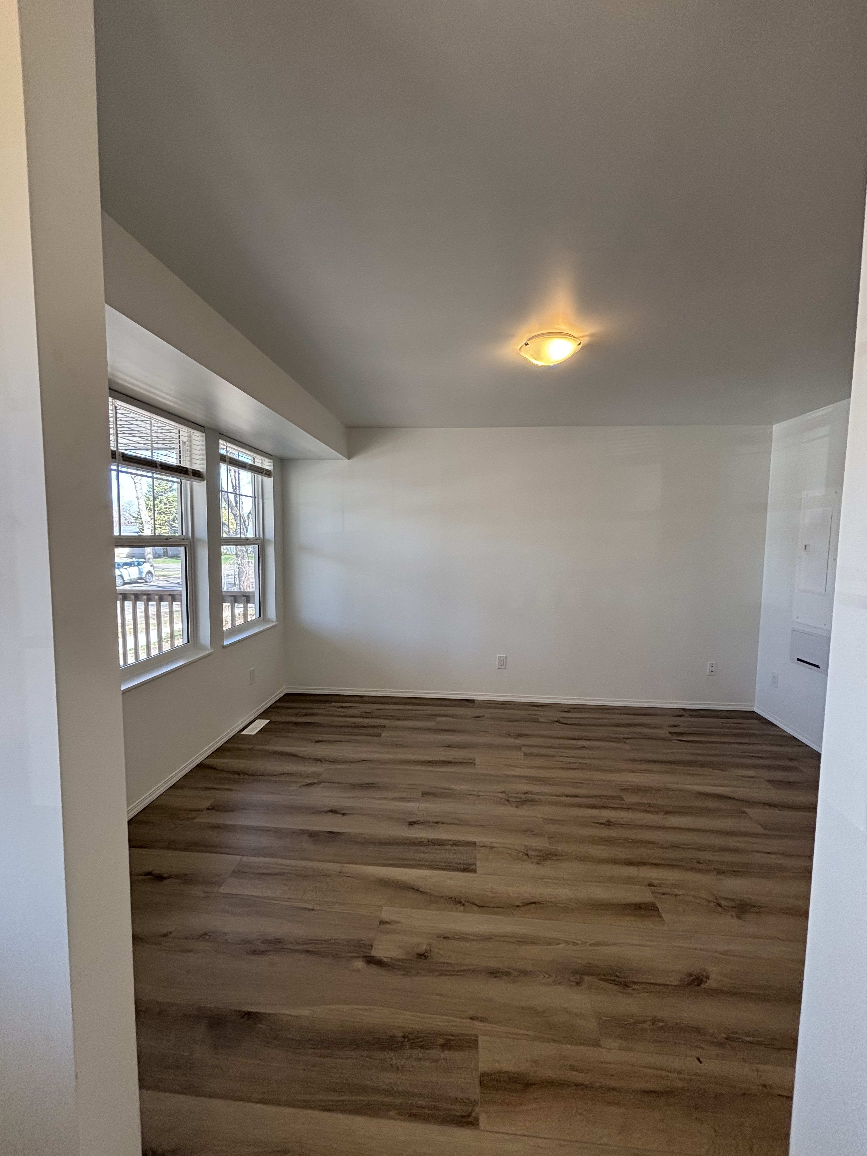 4 Bedroom 2.5 BathroomsMain Floor Suite thumbnail 4
