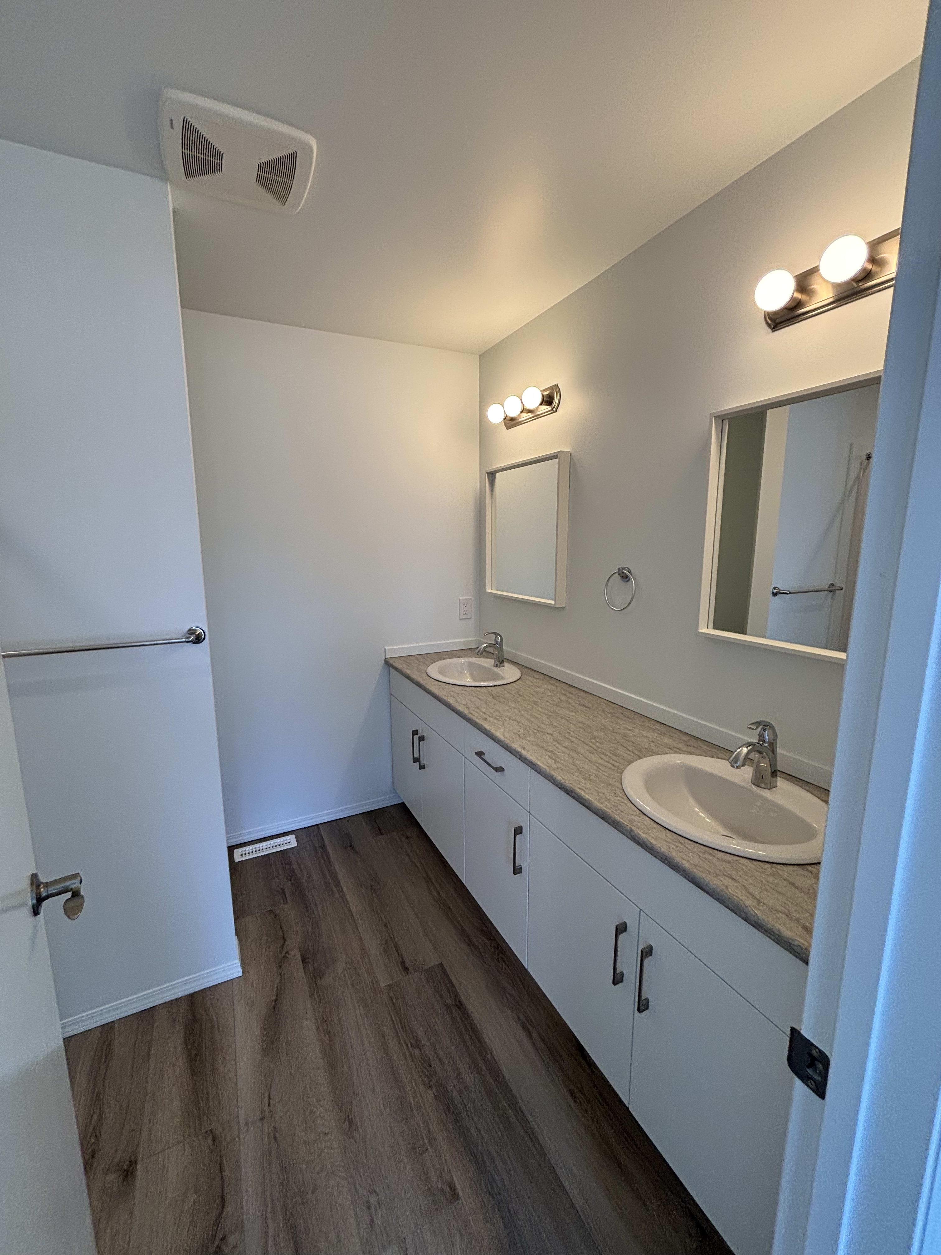 4 Bedroom 2.5 BathroomsMain Floor Suite thumbnail 13