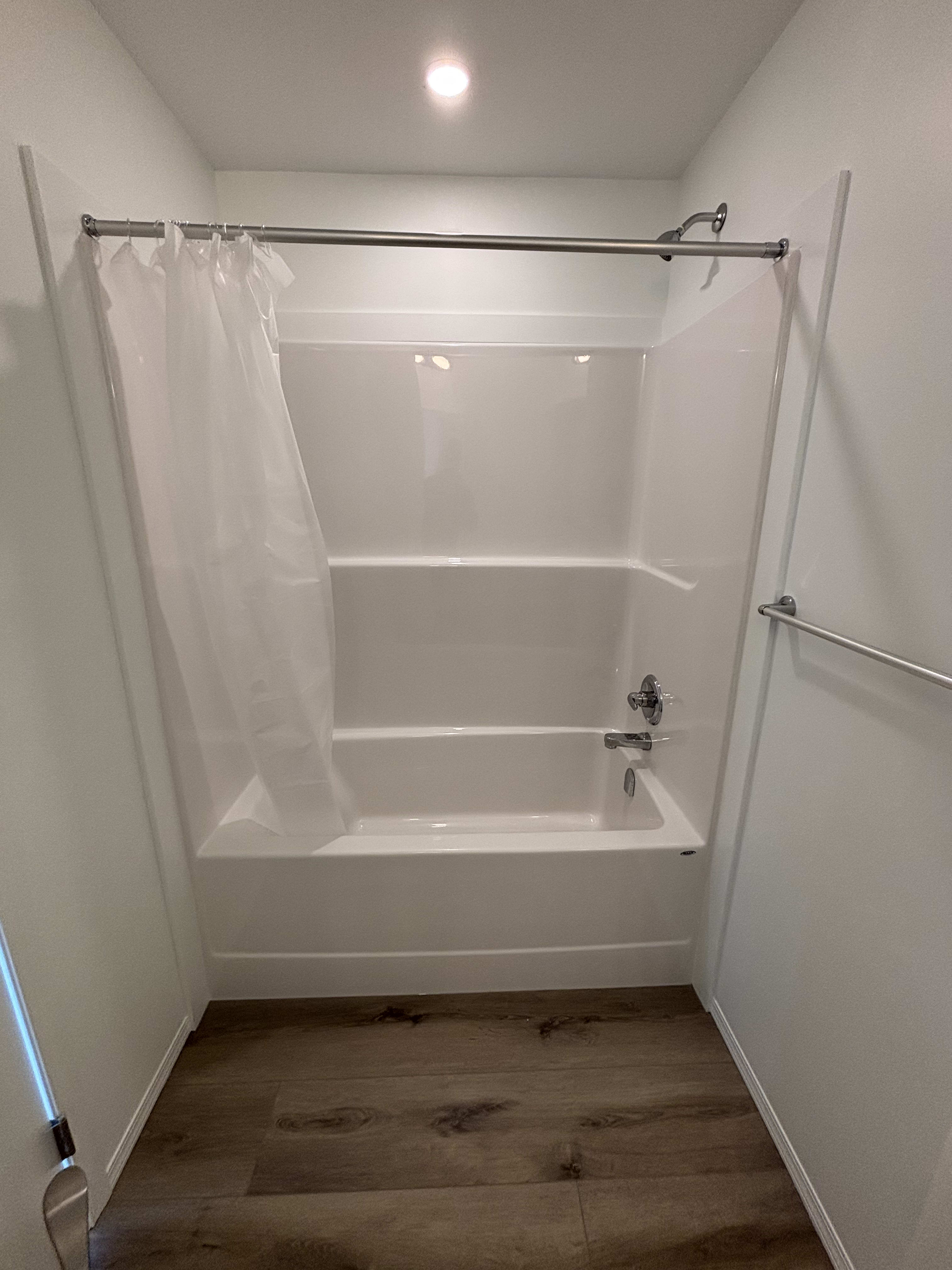 4 Bedroom 2.5 BathroomsMain Floor Suite thumbnail 14