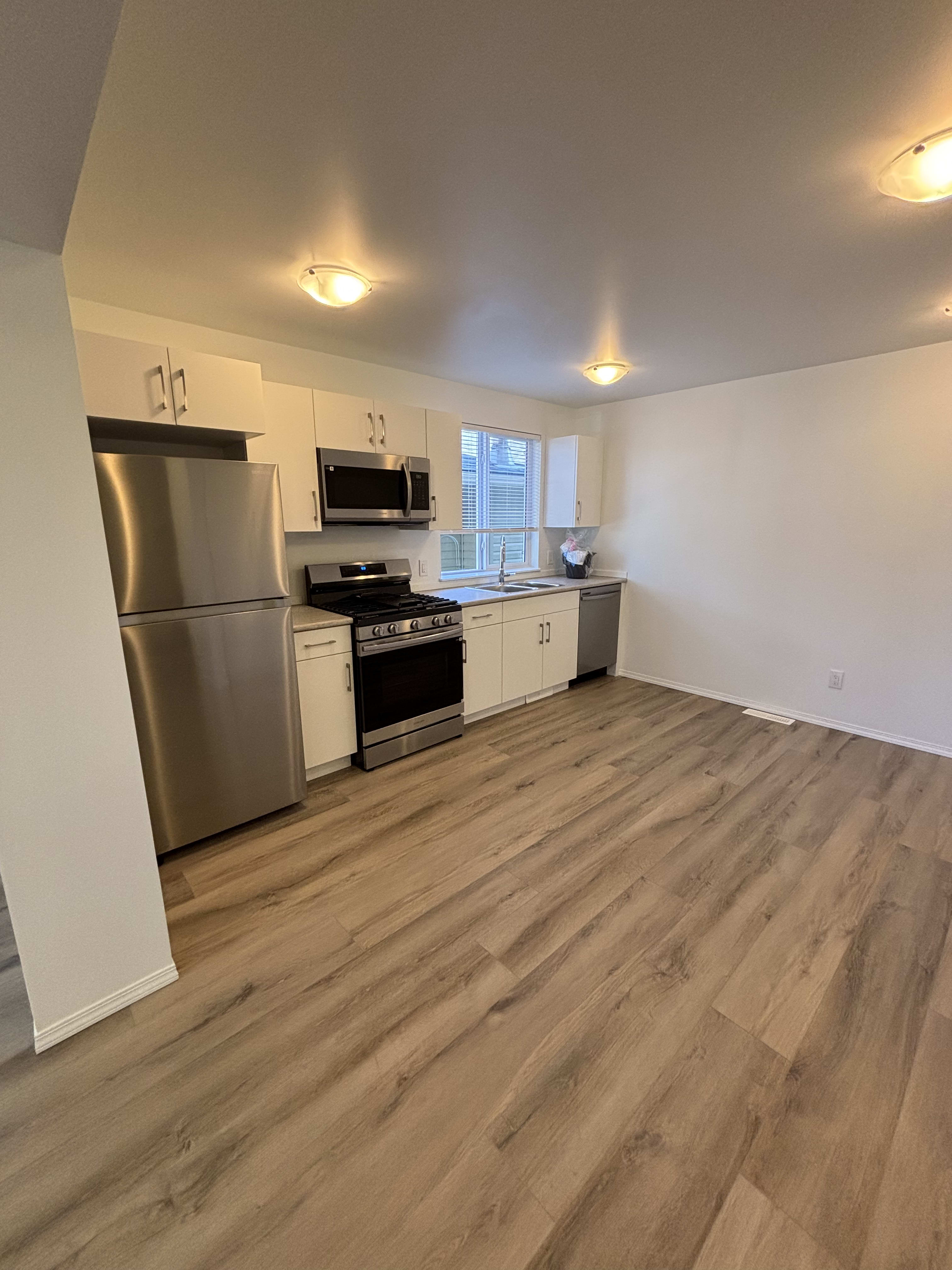 4 Bedroom 2.5 BathroomsMain Floor Suite thumbnail 8