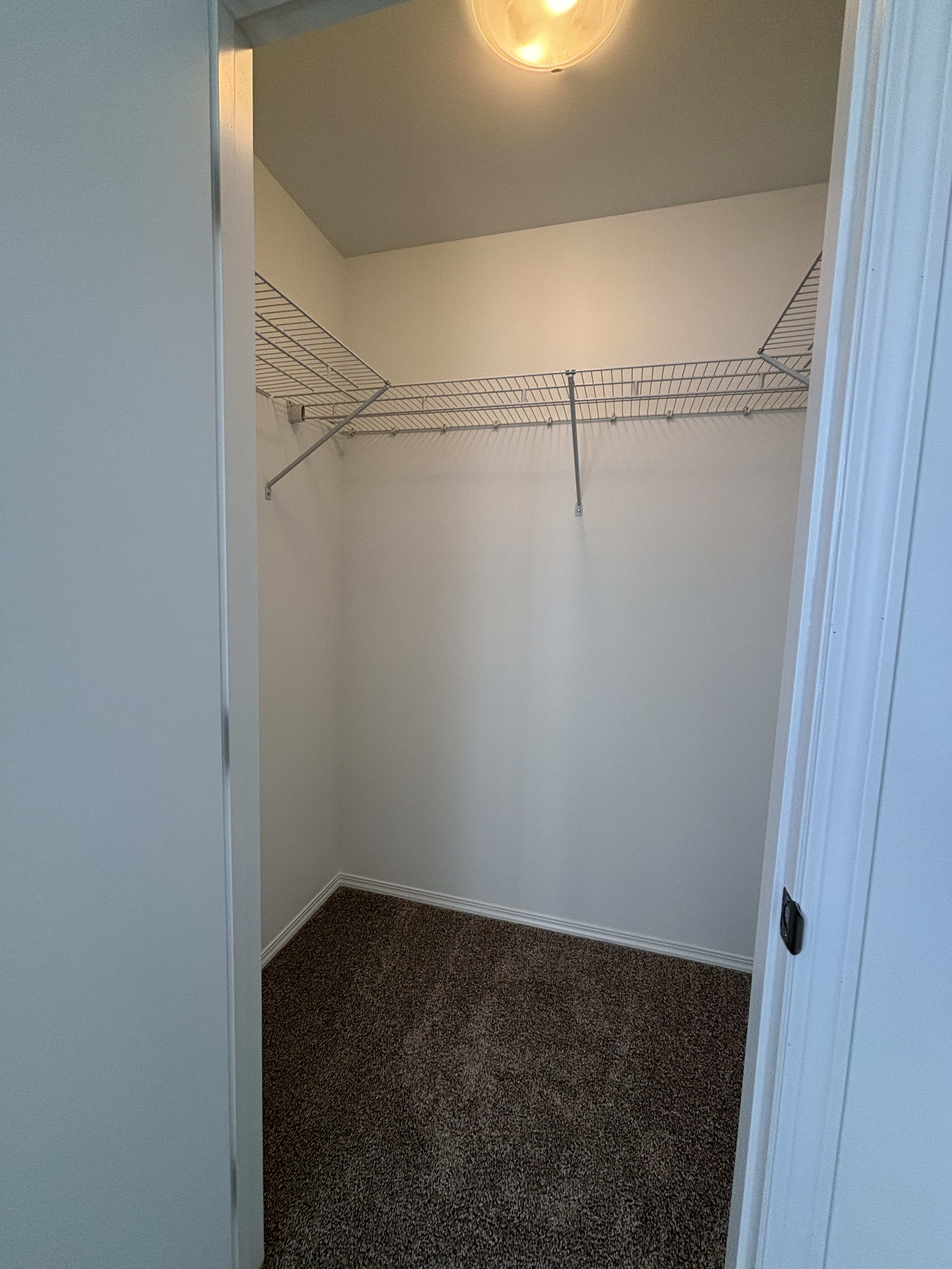 4 Bedroom 2.5 BathroomsMain Floor Suite thumbnail 16