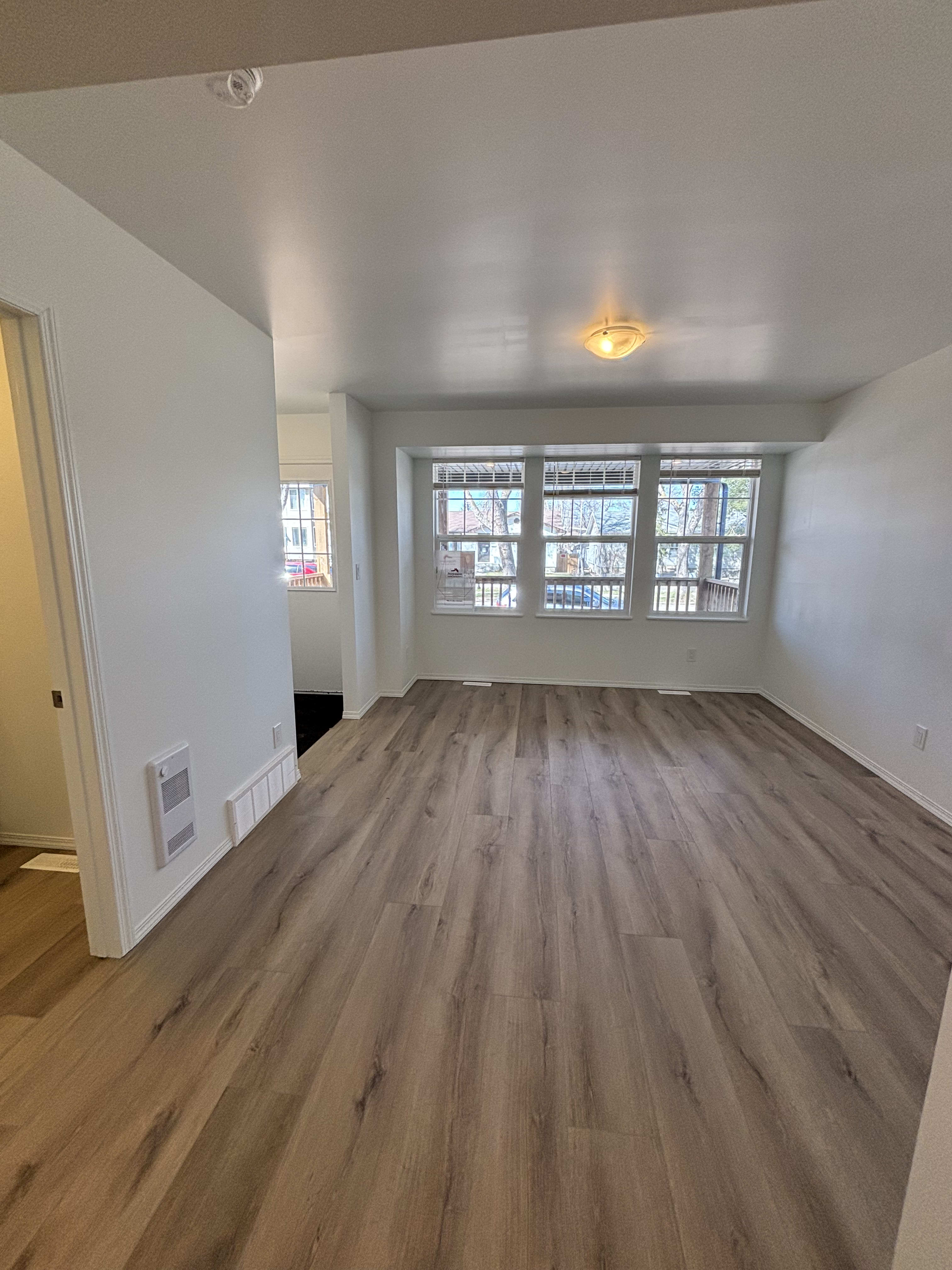 4 Bedroom 2.5 BathroomsMain Floor Suite thumbnail 9