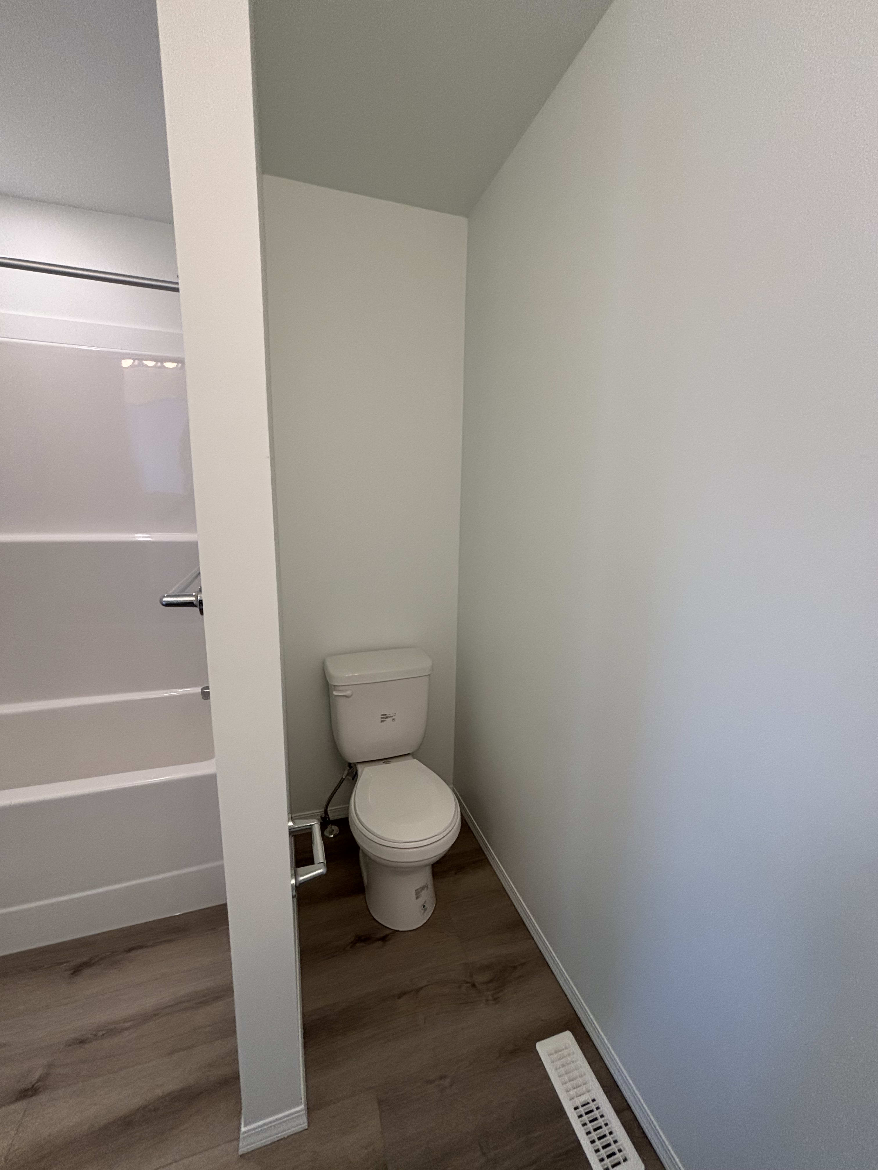 4 Bedroom 2.5 BathroomsMain Floor Suite thumbnail 15