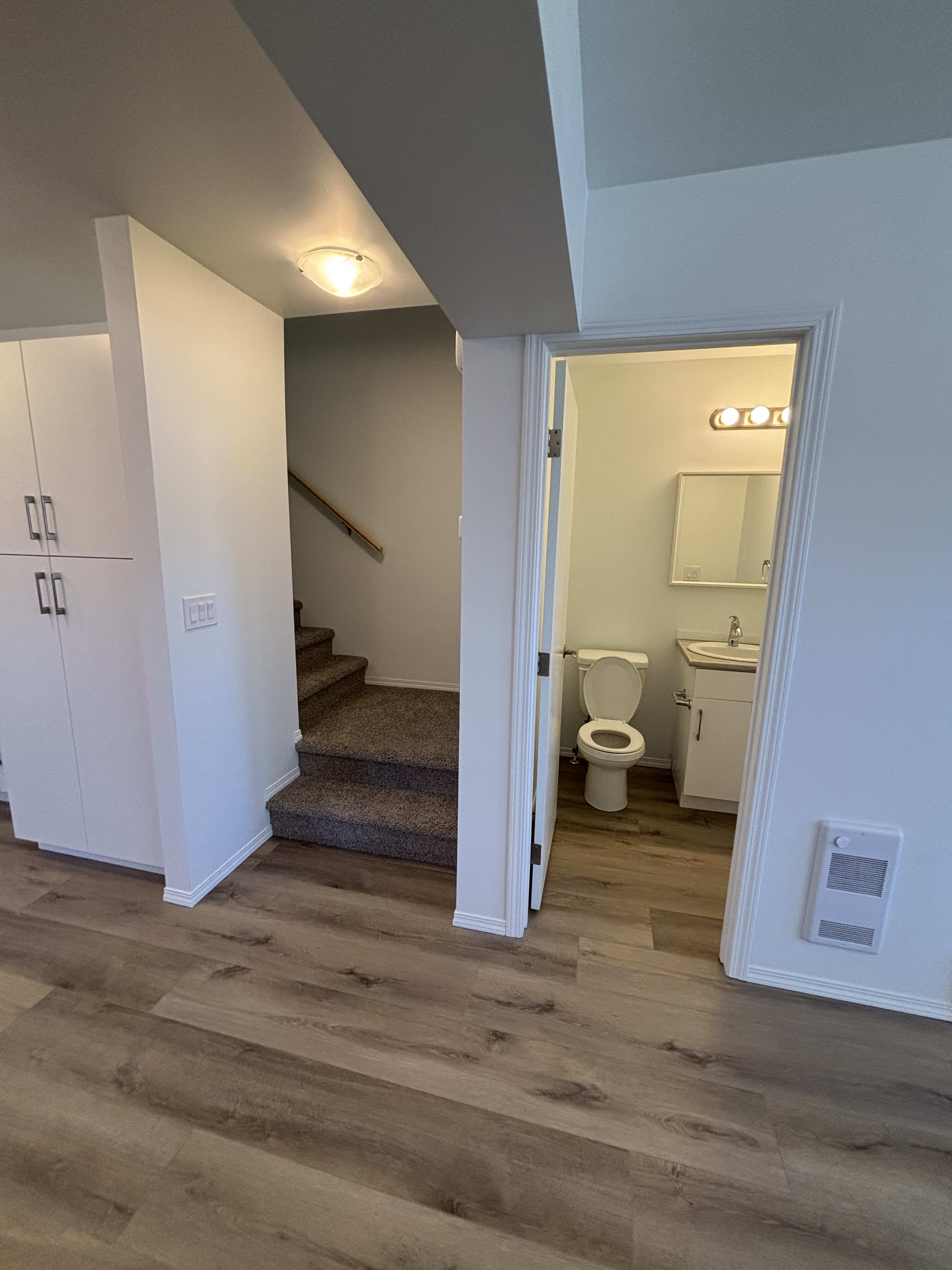 4 Bedroom 2.5 BathroomsMain Floor Suite thumbnail 7
