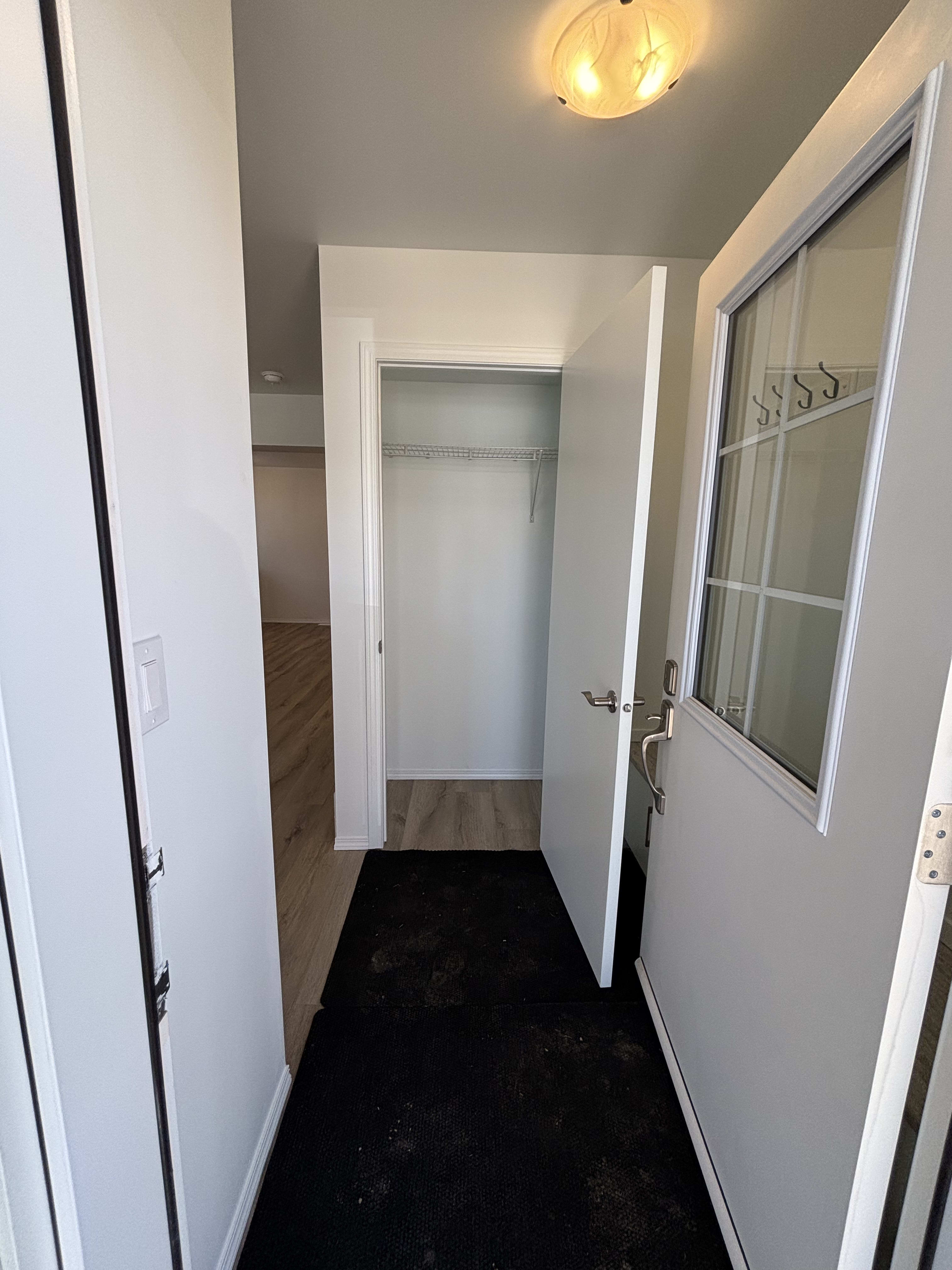 4 Bedroom 2.5 BathroomsMain Floor Suite thumbnail 3