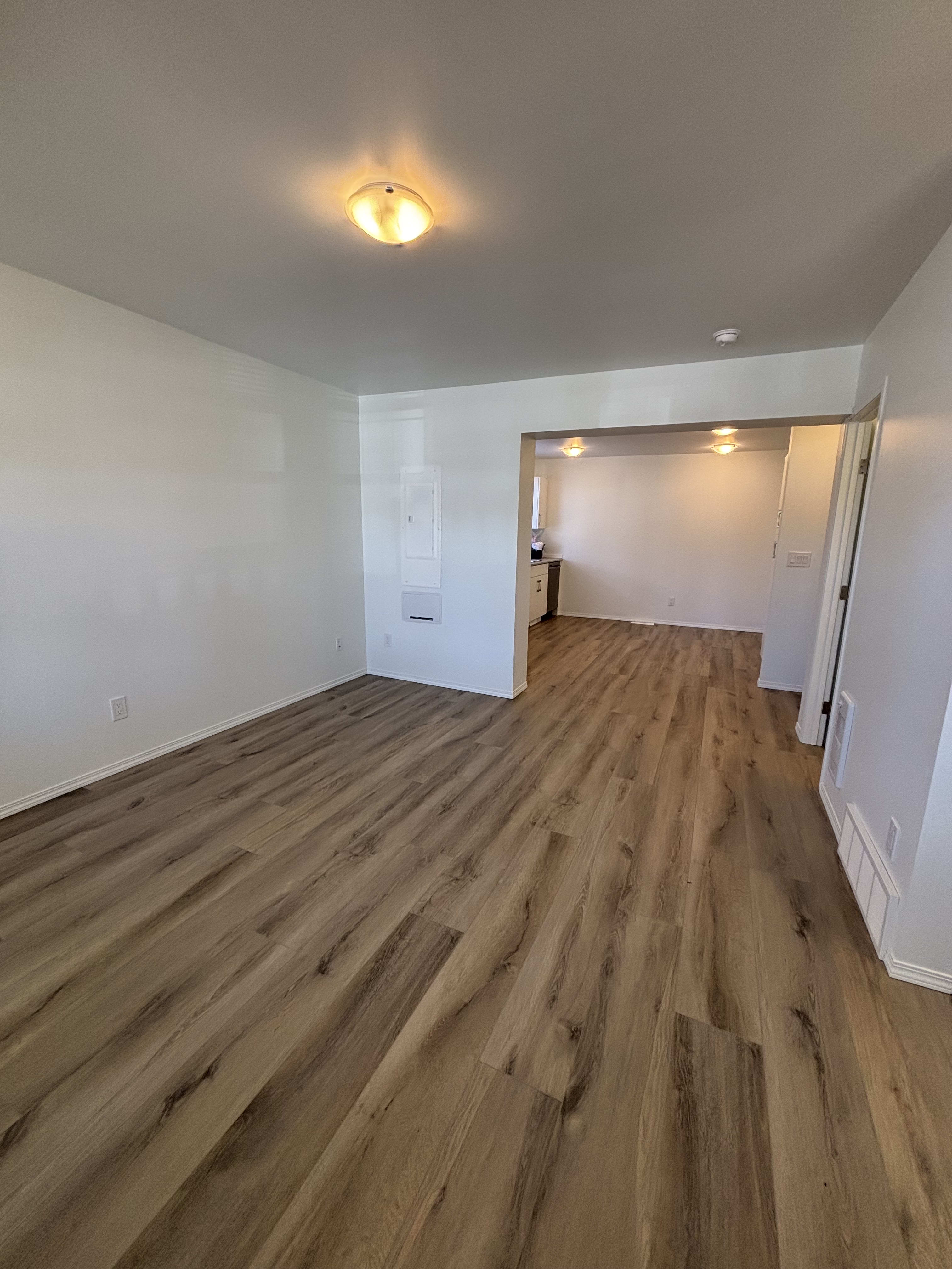 4 Bedroom 2.5 BathroomsMain Floor Suite thumbnail 5
