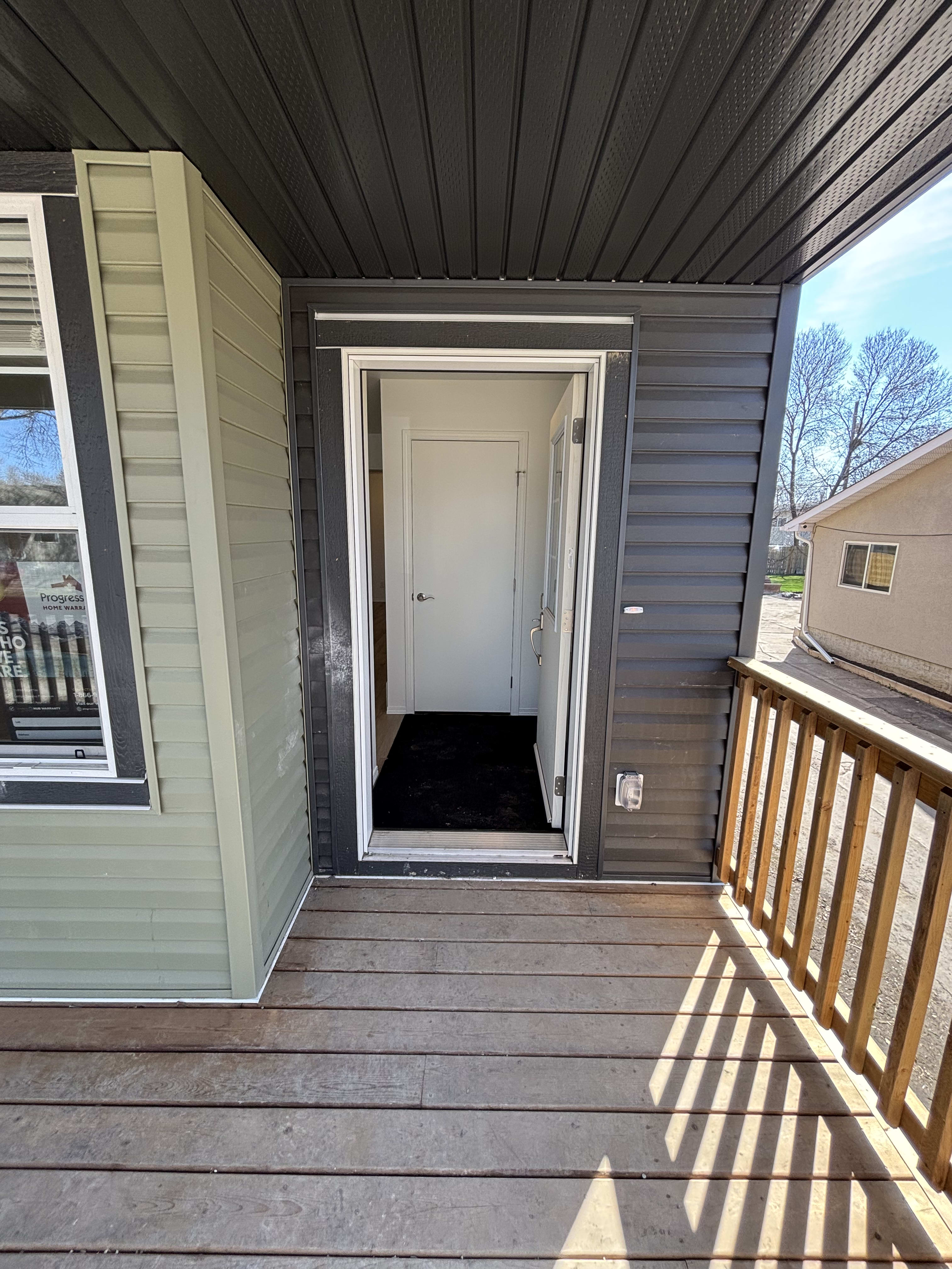 4 Bedroom 2.5 BathroomsMain Floor Suite thumbnail 2