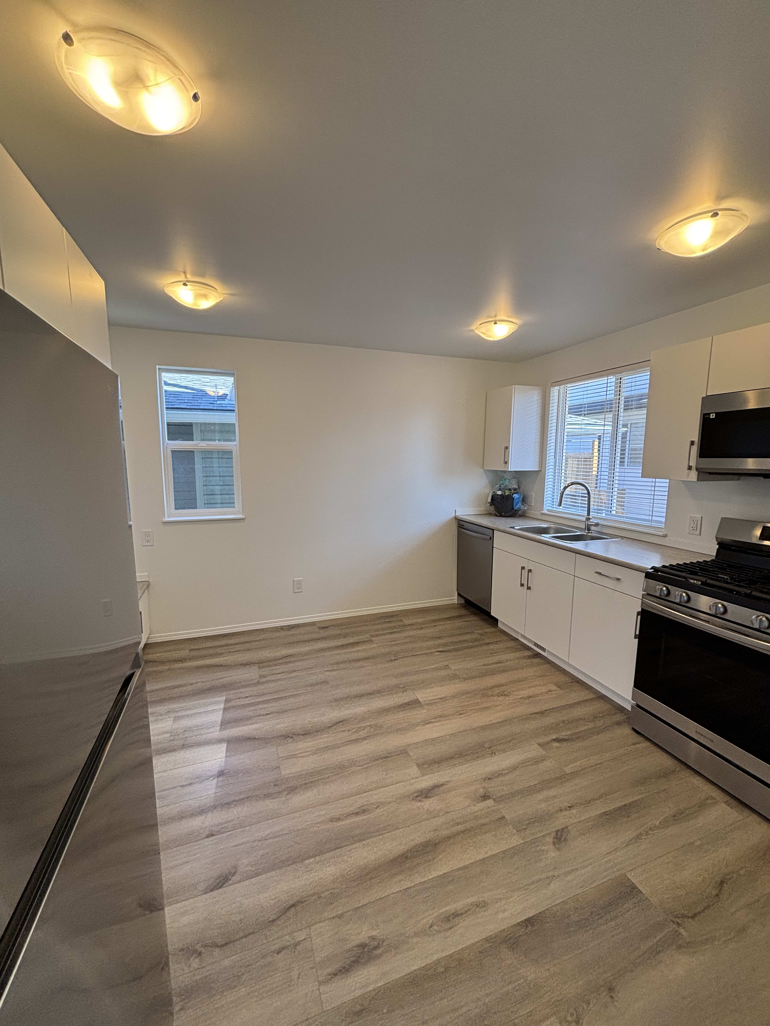 3-bedroom, 1 bath basement suite thumbnail 6