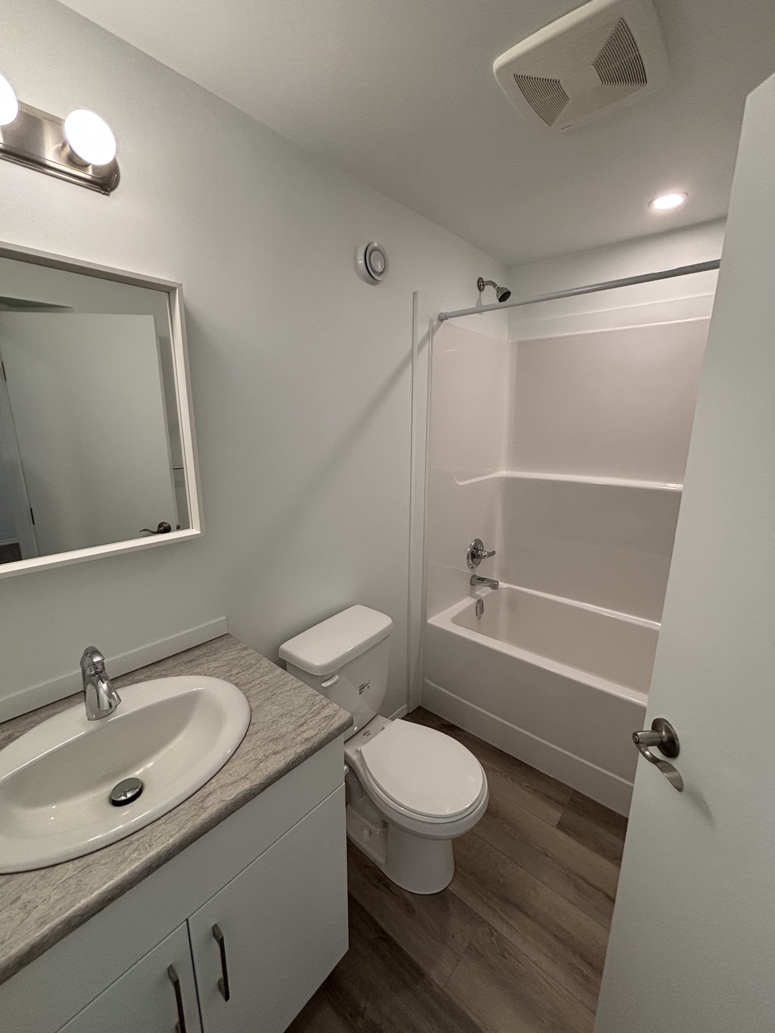 3-bedroom, 1 bath basement suite thumbnail 17