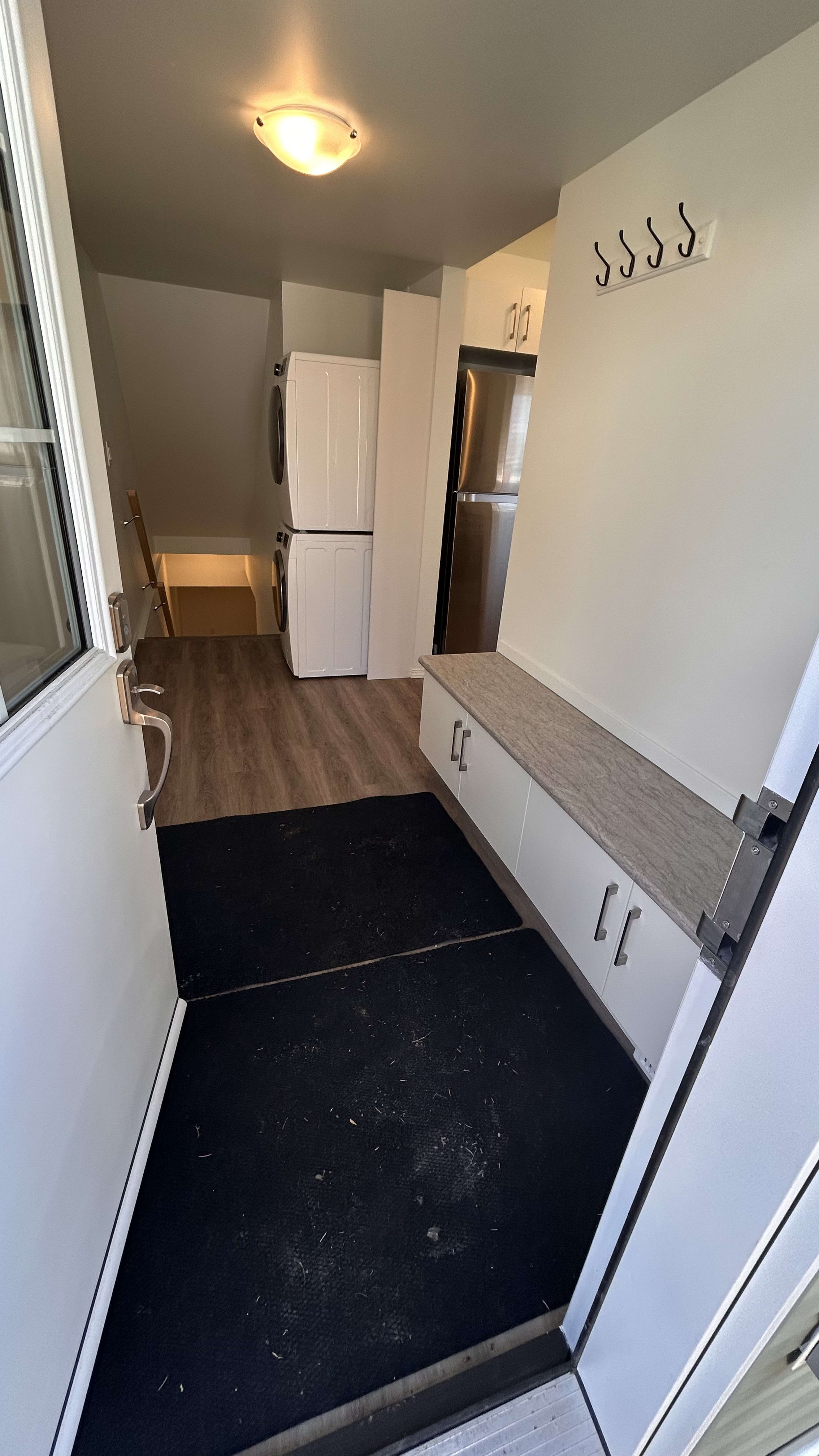 3-bedroom, 1 bath basement suite thumbnail 4