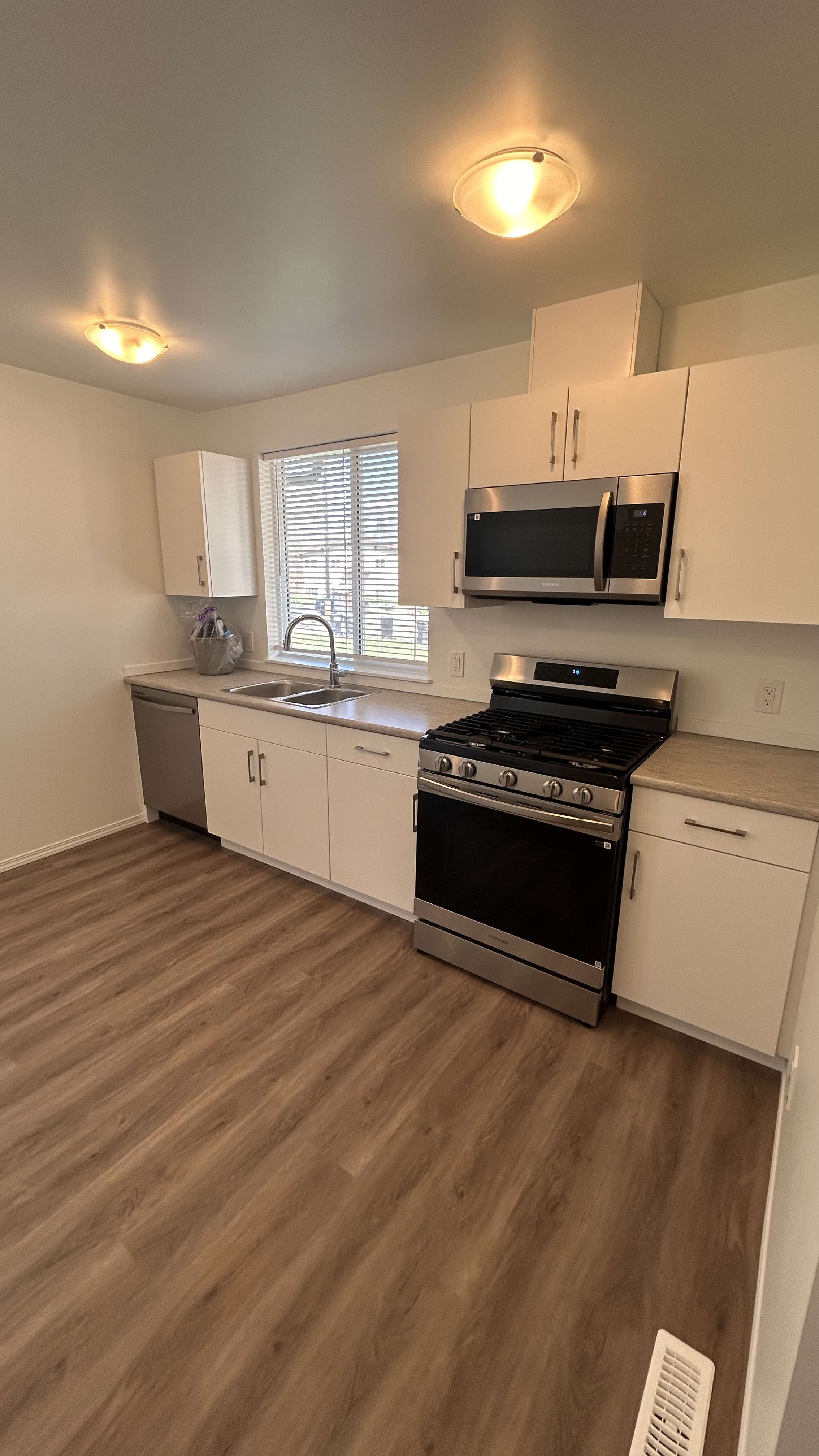 3-bedroom, 1 bath basement suite thumbnail 6