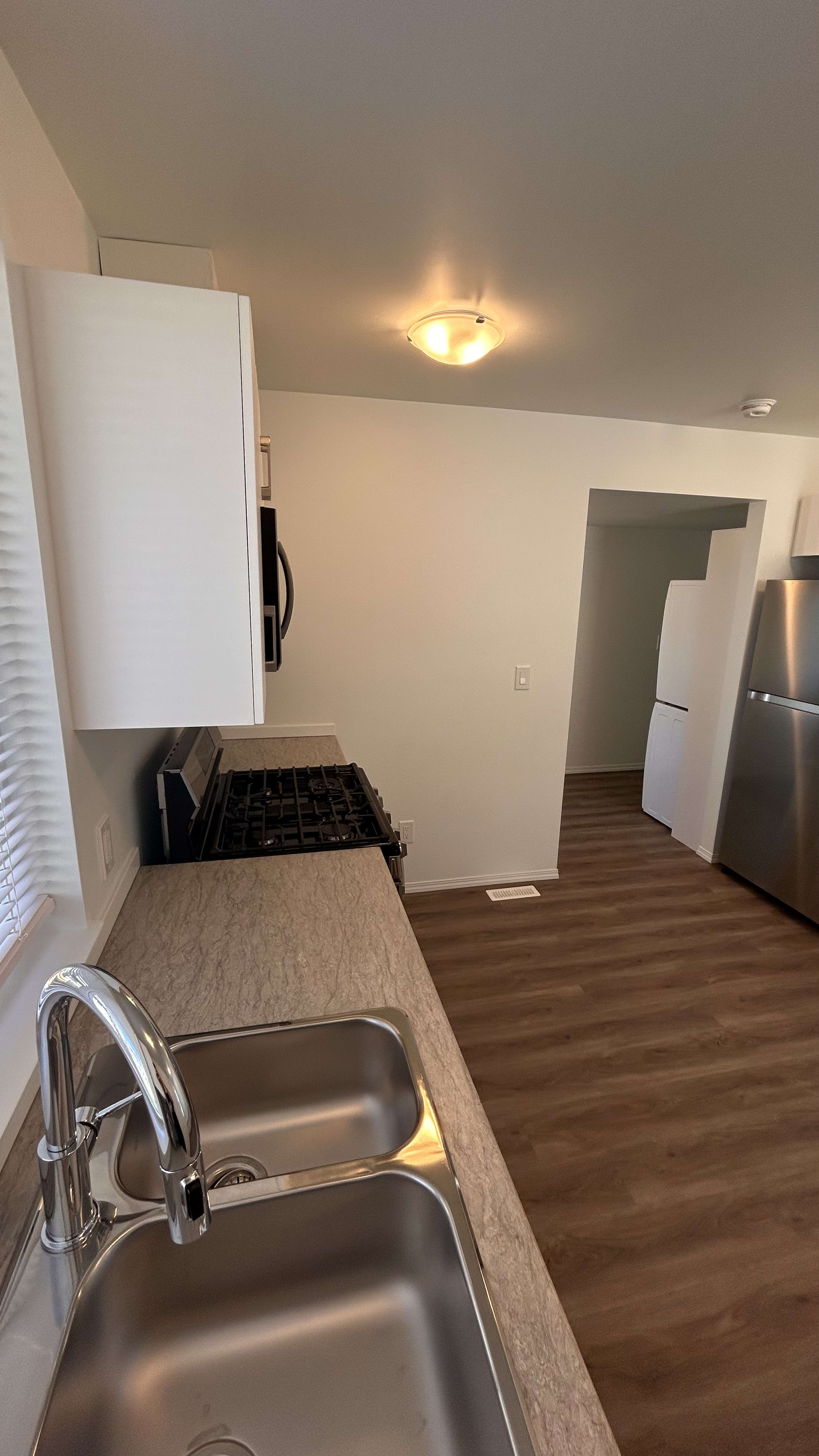 3-bedroom, 1 bath basement suite thumbnail 8