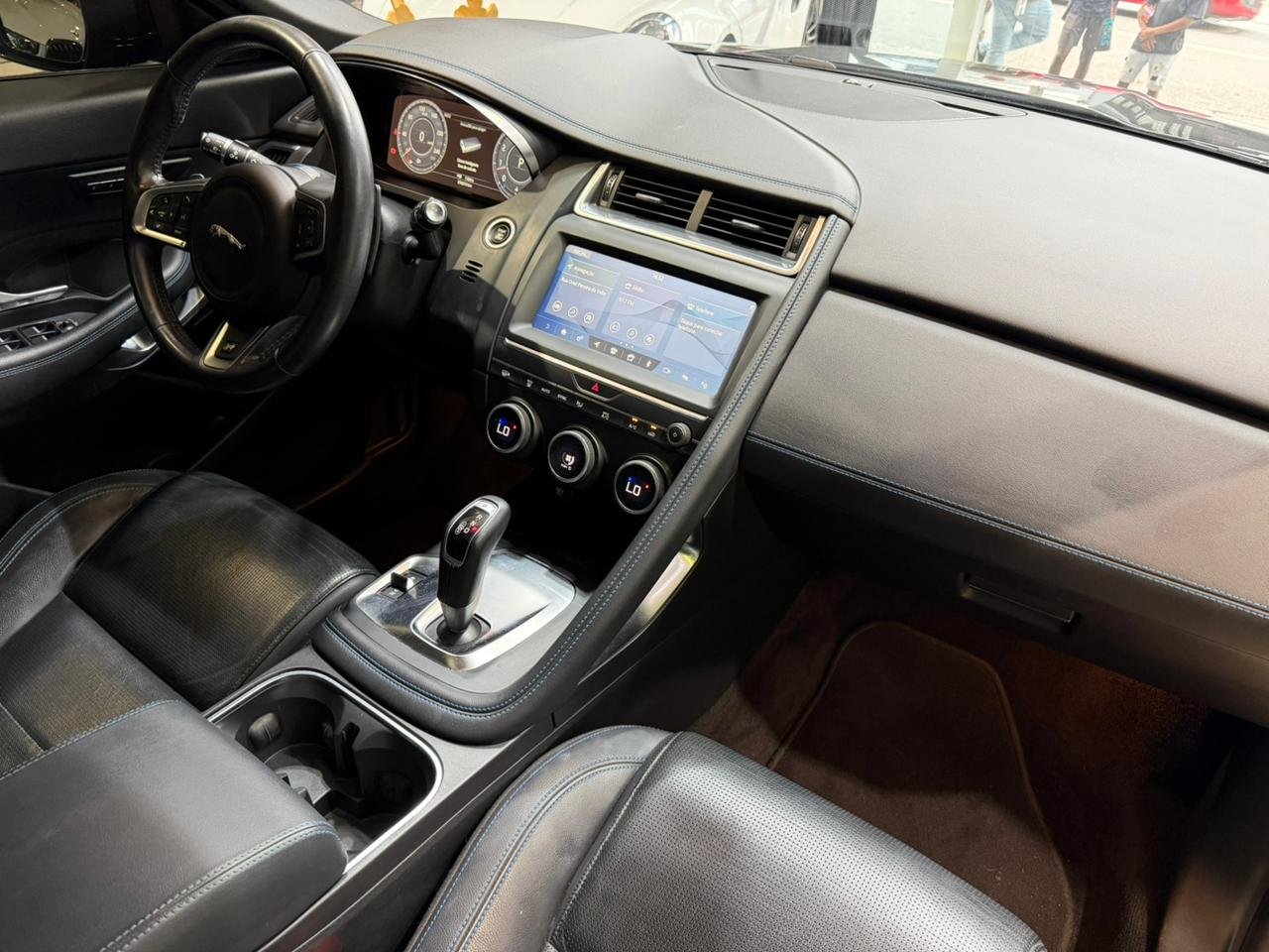 Jaguar E-PACE 2.0 AWD P300 FLEX SE R-DYNAMIC - Miniatura 9