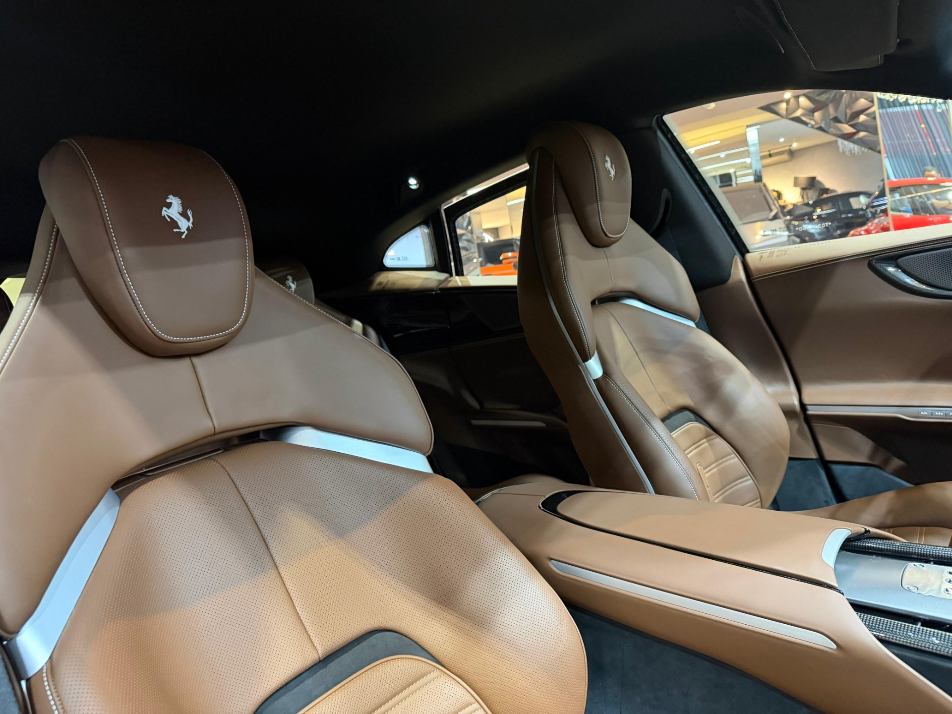 Ferrari PUROSANGUE 6.5 V12 725cv - Miniatura 10