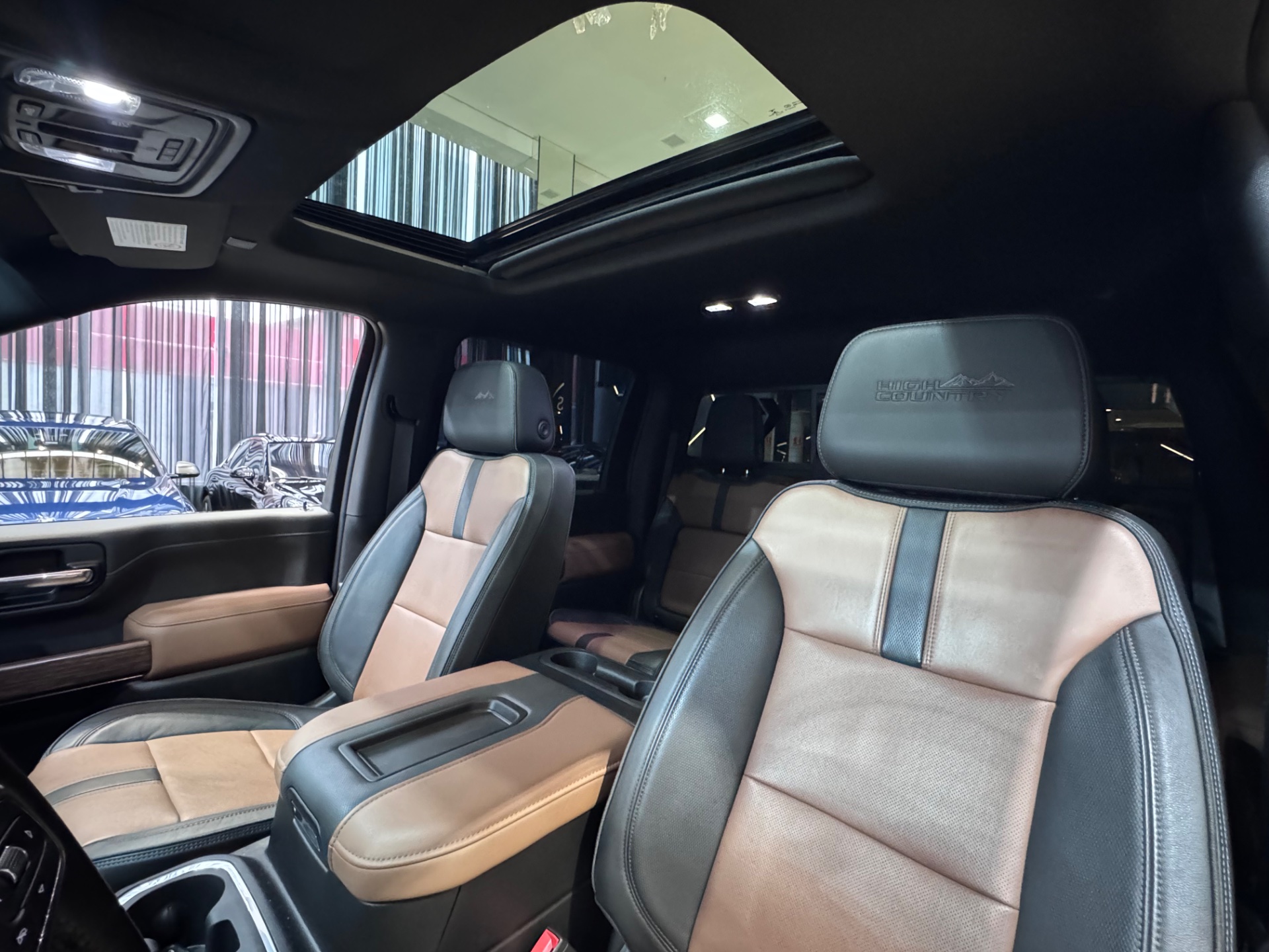 GM - Chevrolet Silverado High Country 5.3 V8 AWD Aut. - Miniatura 8