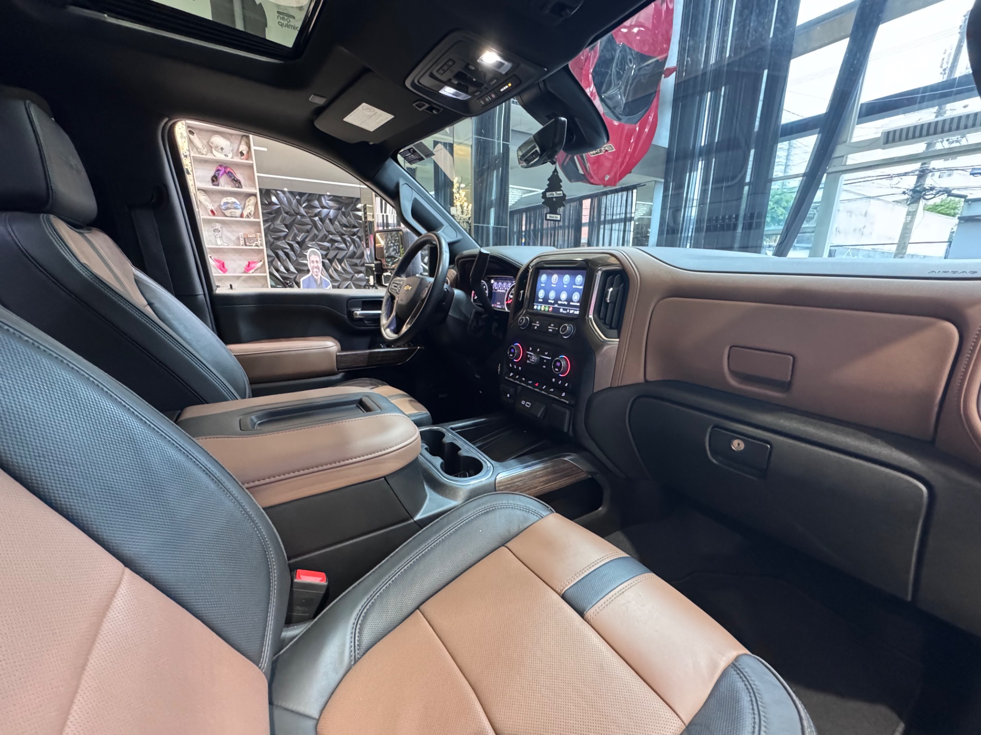 GM - Chevrolet Silverado High Country 5.3 V8 AWD Aut. - Miniatura 9