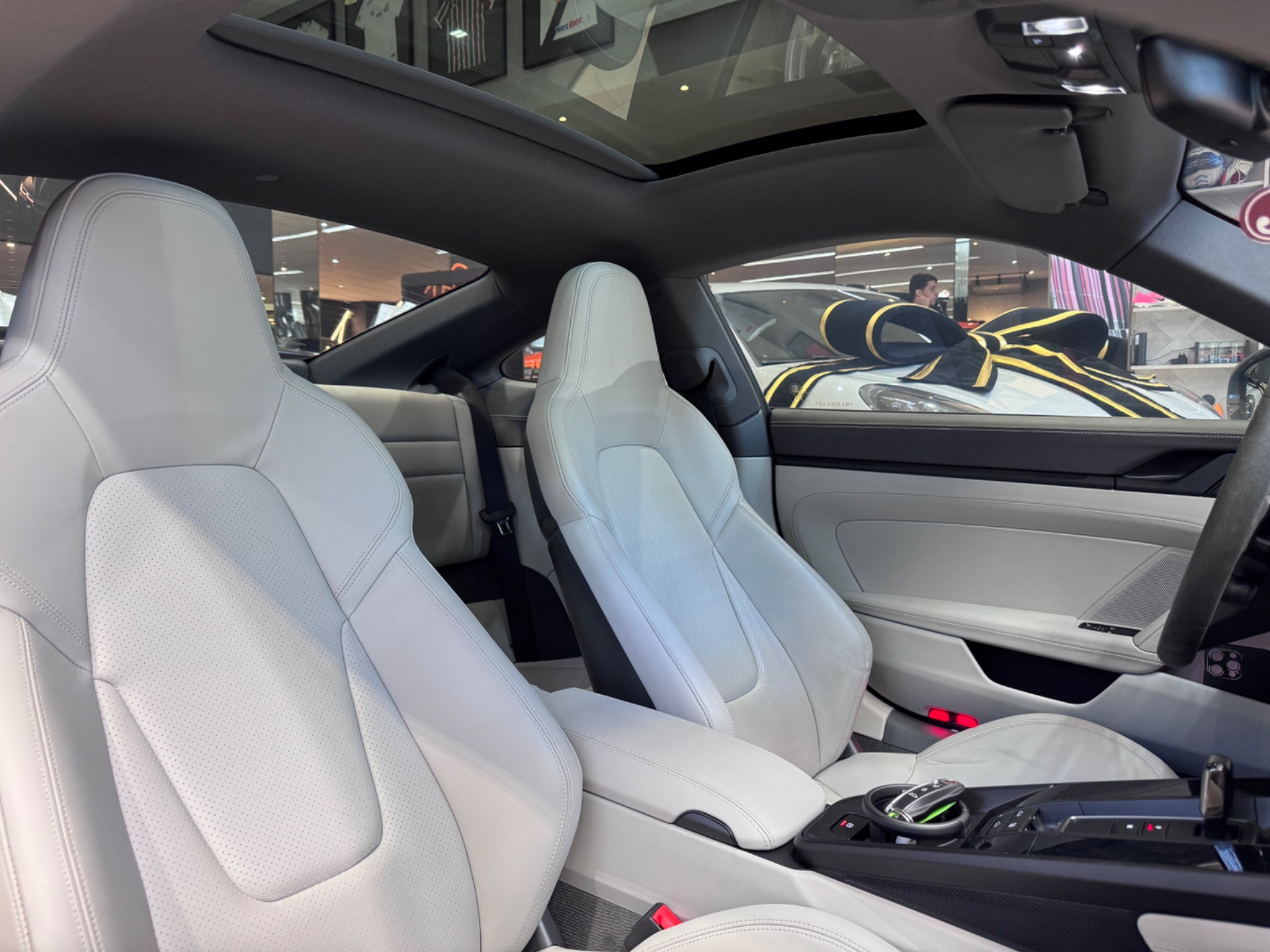 Porsche 911 Carrera 4 GTS Coupe 3.0 24V (992) - Miniatura 8