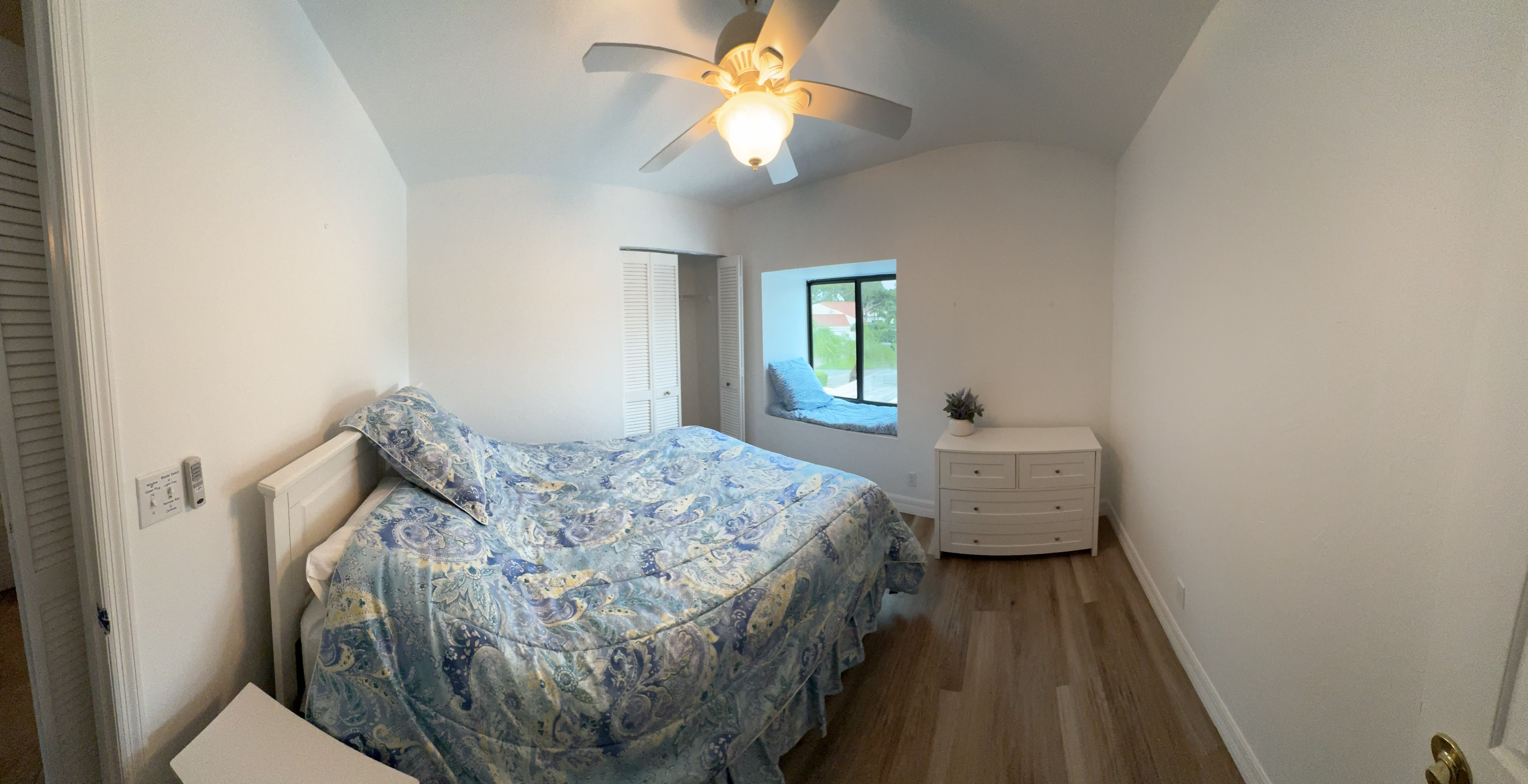 Second bedroom with queen bed