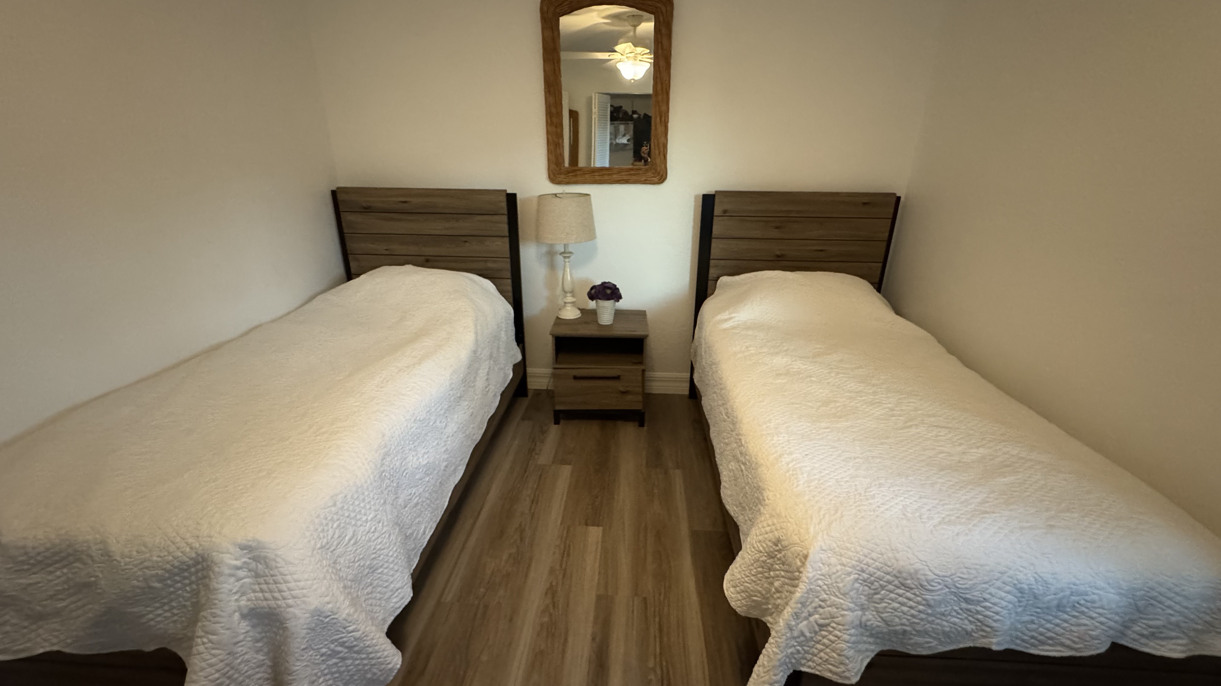 Bedroom with 2 twin beds