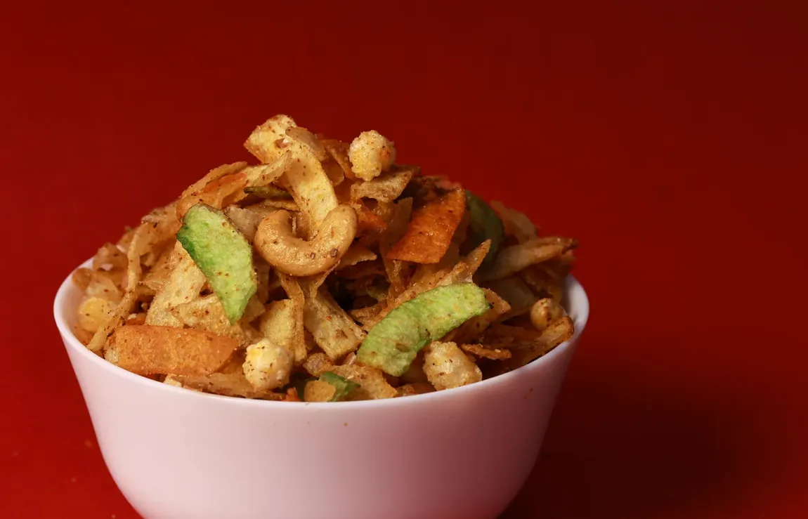 A bowl of Agarwal mixture with cashew and curry leaf