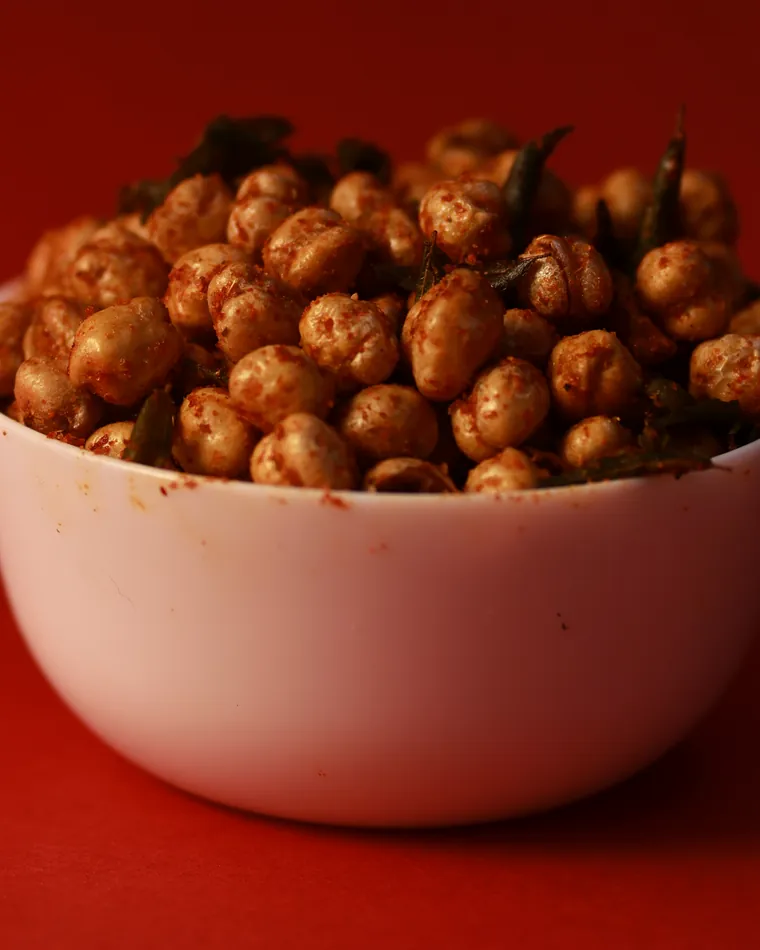 Kara konda kadalai — spicy roasted chickpeas
