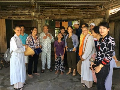 Đoàn phật tử Bắc Ninh đến với bà con vùng tâm bão Quảng Kim, Quảng Đông, Quảng Hợp