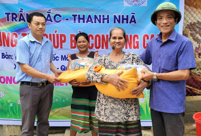 Trao hàng hỗ trợ từ anh Trần Bắc cho đồng bào bản Trung Sơn