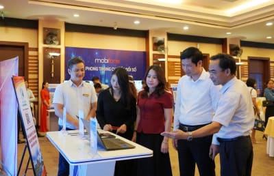 Đồng chí Phó Chủ tịch UBND tỉnh Hồ An Phong và các đại biểu trải nghiệm các giải pháp du lịch thông minh.