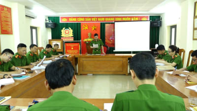 Công an xã Quảng Xuân kịp thời xử lý vệt dầu loang sau tai nạn giao thông, giúp các phương tiện giao thông đi…