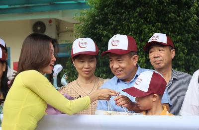 Phó Giám đốc Sở Du lịch Lê Thị Ngọc Hà chuyện trò cùng các du khách trên đoàn tàu charter đến Quảng Bình/